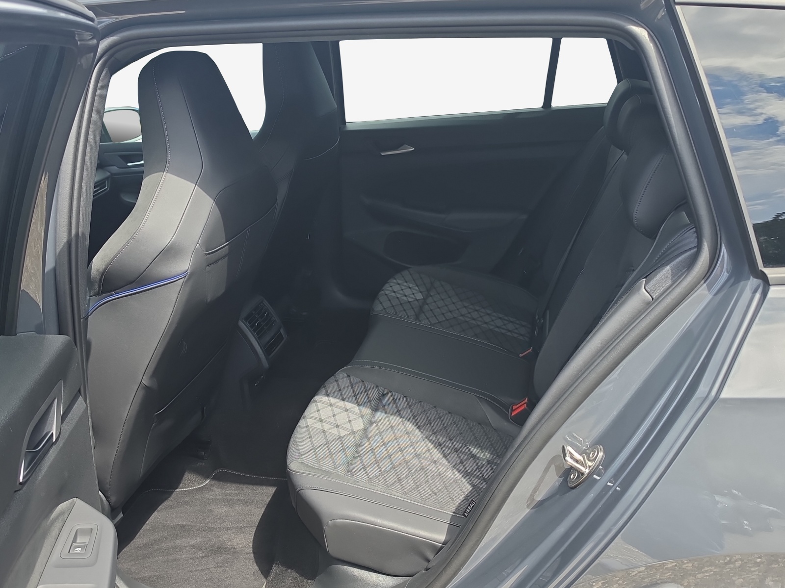 VW Golf Variant 2.0 TSI R-Line DSG 4 Motion-image-11