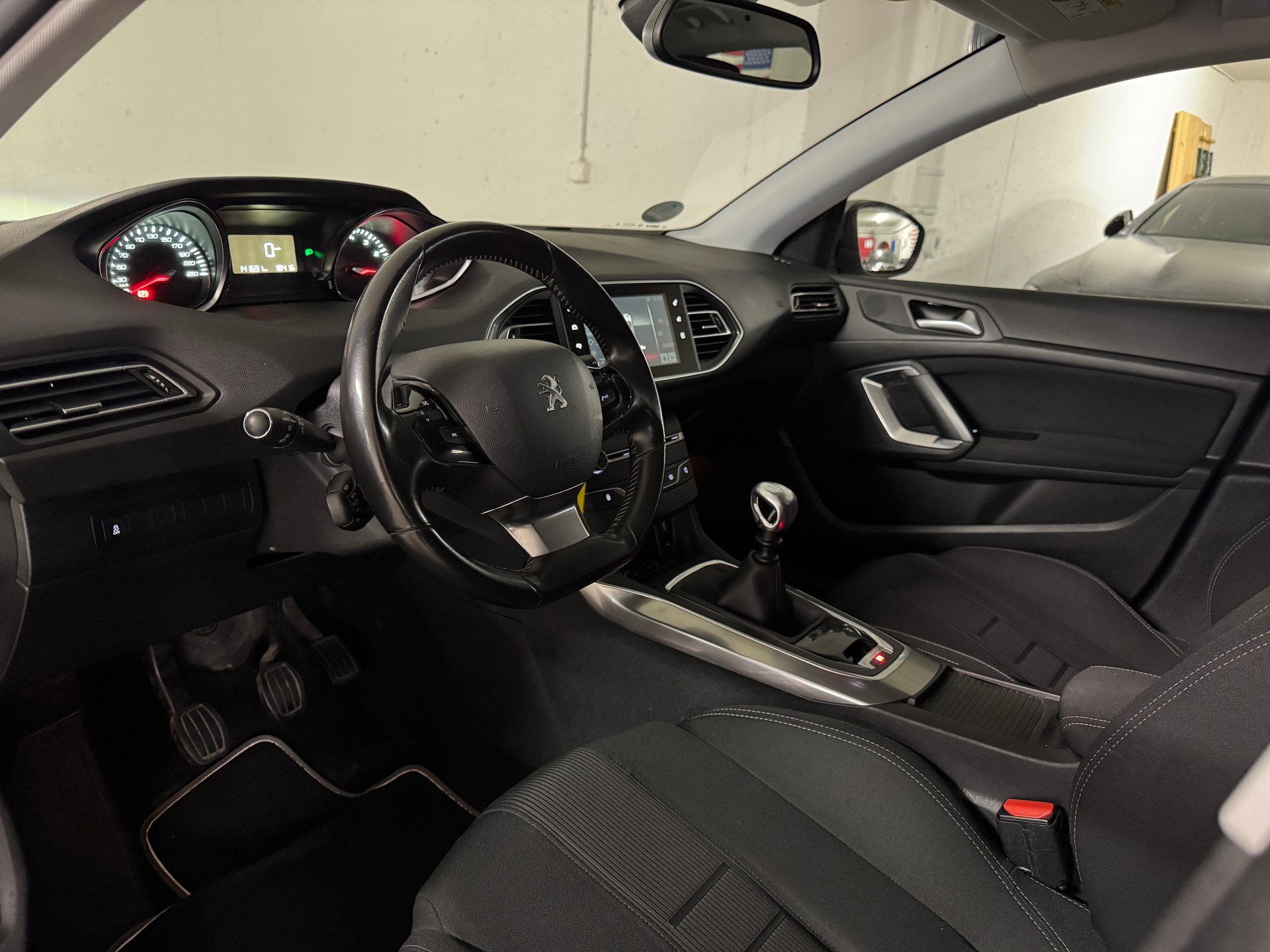 PEUGEOT 308 1.6 THP Allure CH-Fahrzeug-image-8