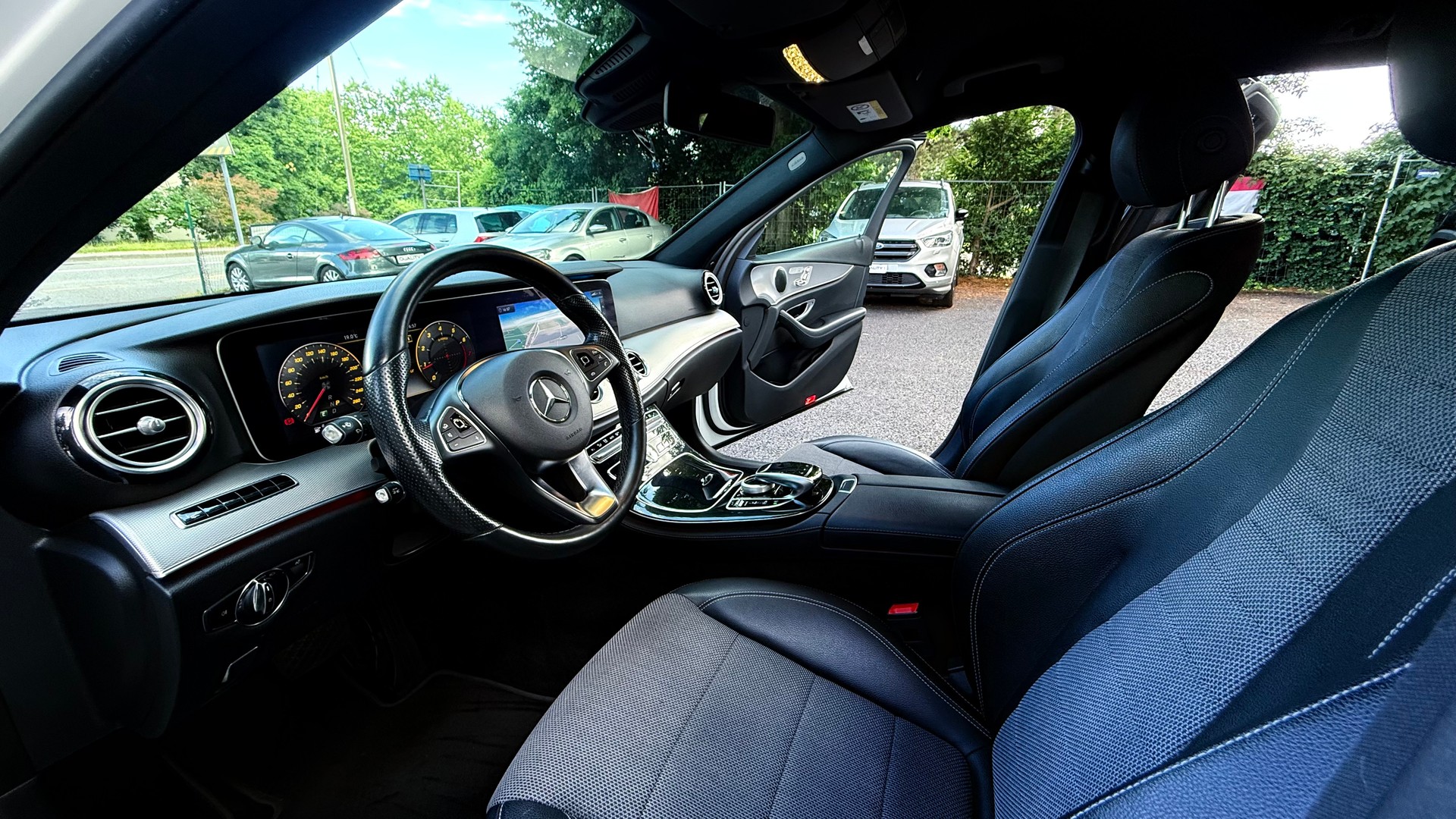 MERCEDES-BENZ E 200 Exclusive 4 Matic 9G-Tronic-image-9