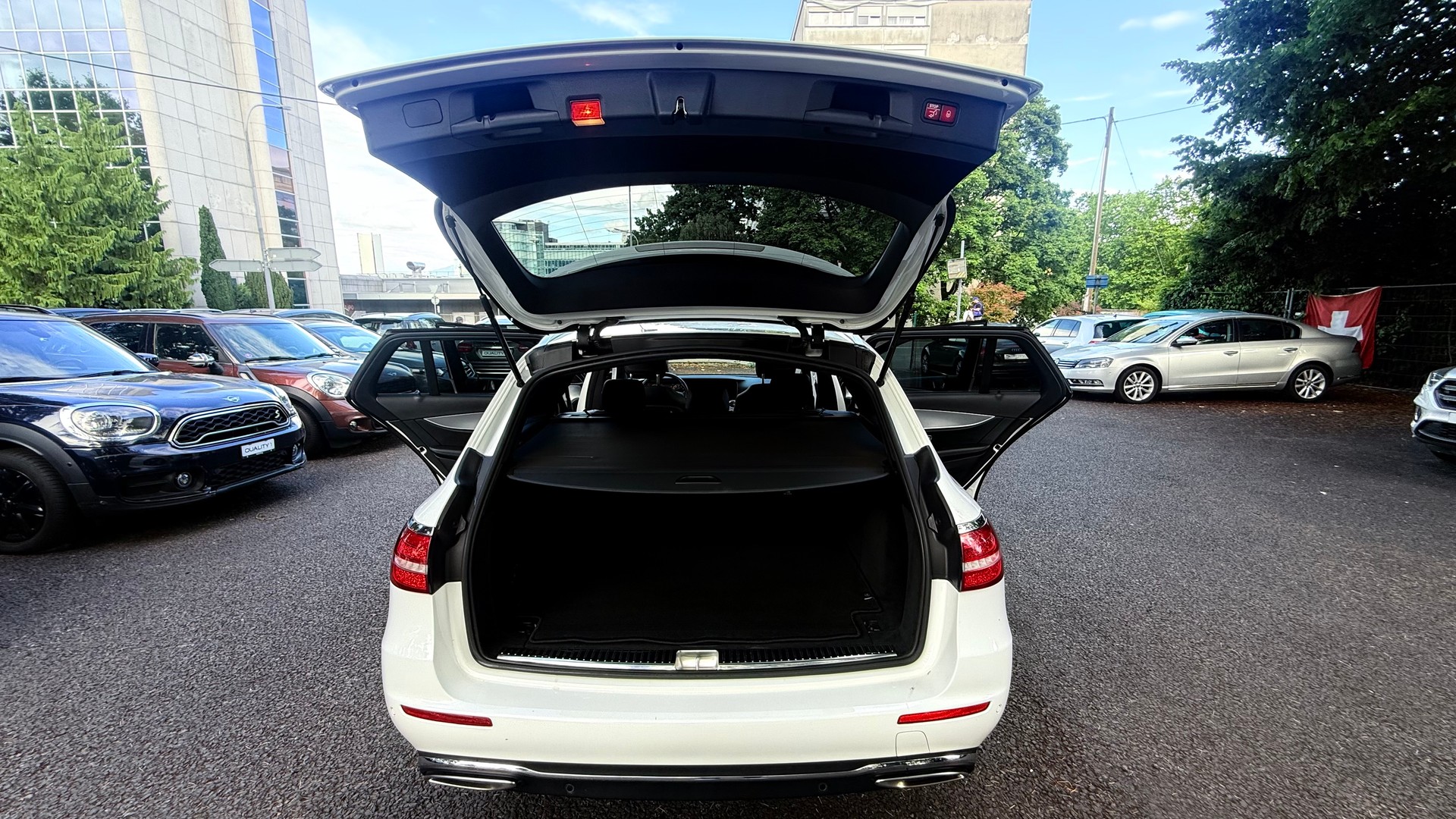MERCEDES-BENZ E 200 Exclusive 4 Matic 9G-Tronic-image-5