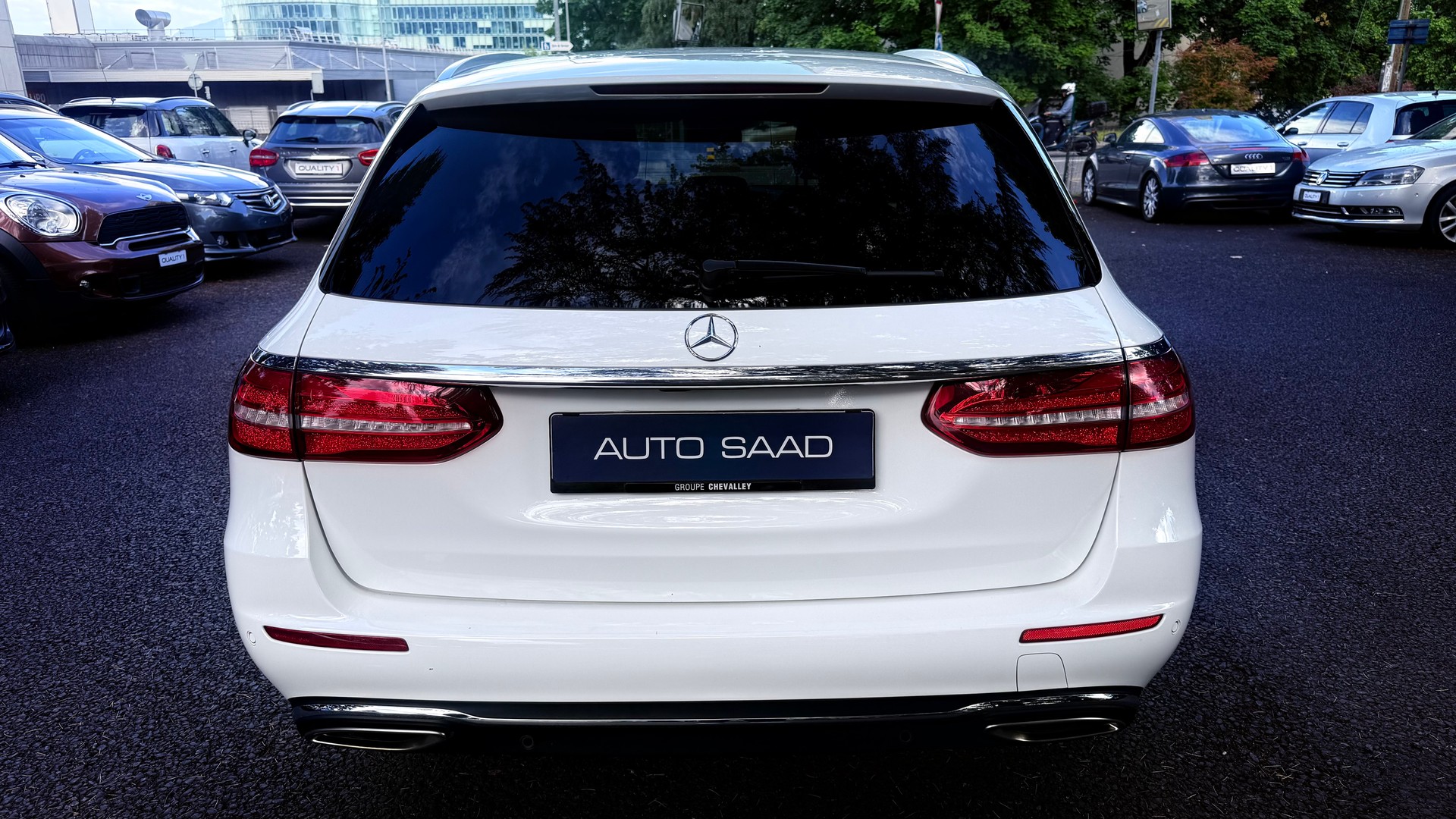 MERCEDES-BENZ E 200 Exclusive 4 Matic 9G-Tronic-image-4