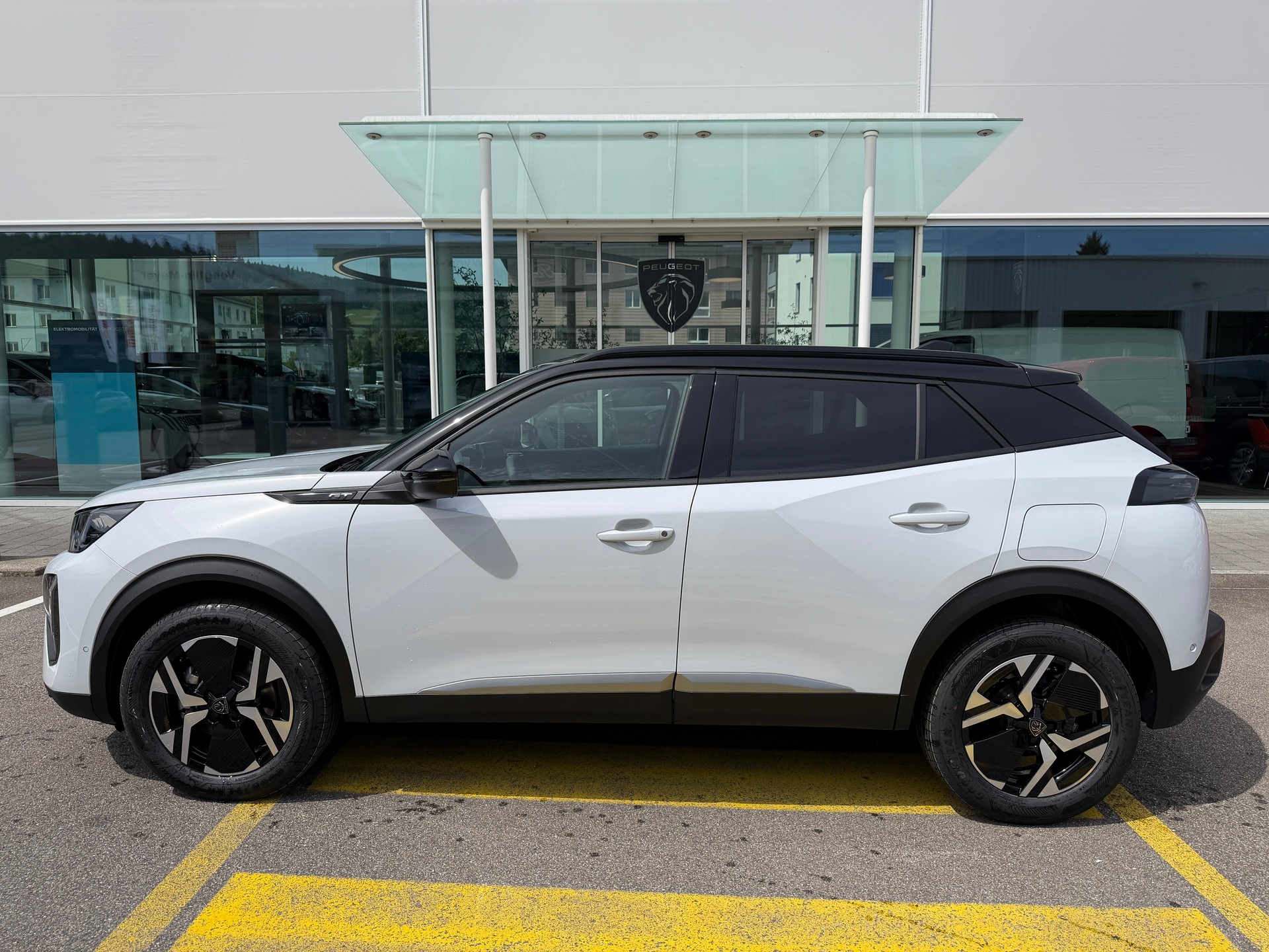 PEUGEOT 2008 1.2 Hybrid 145 GT-image-0