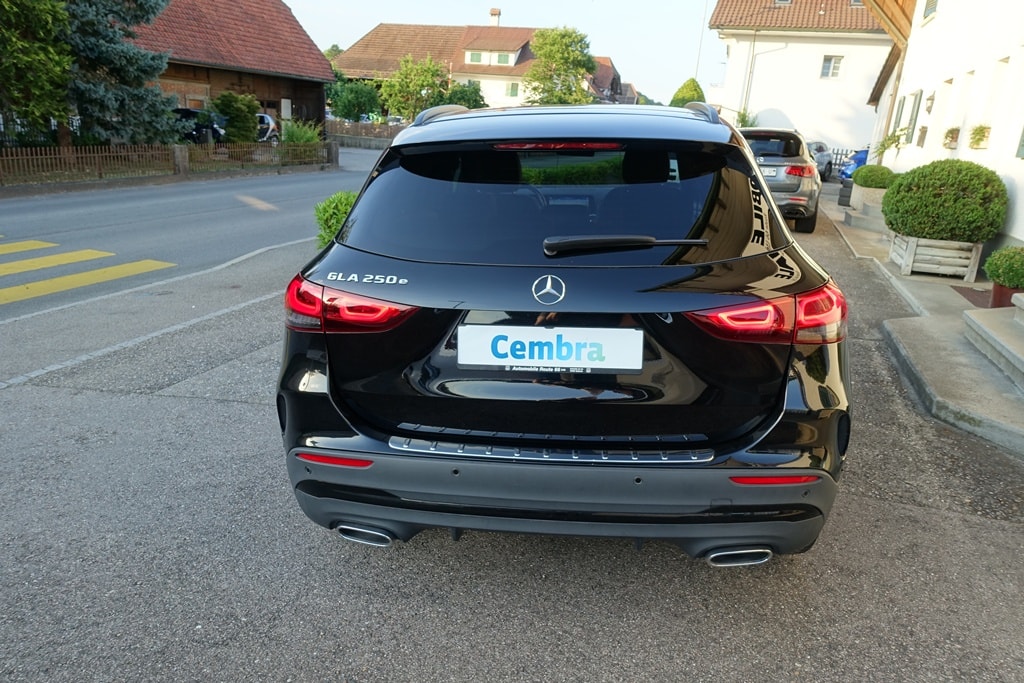 MERCEDES-BENZ GLA 250e AMG Line 8G-DCT-image-4