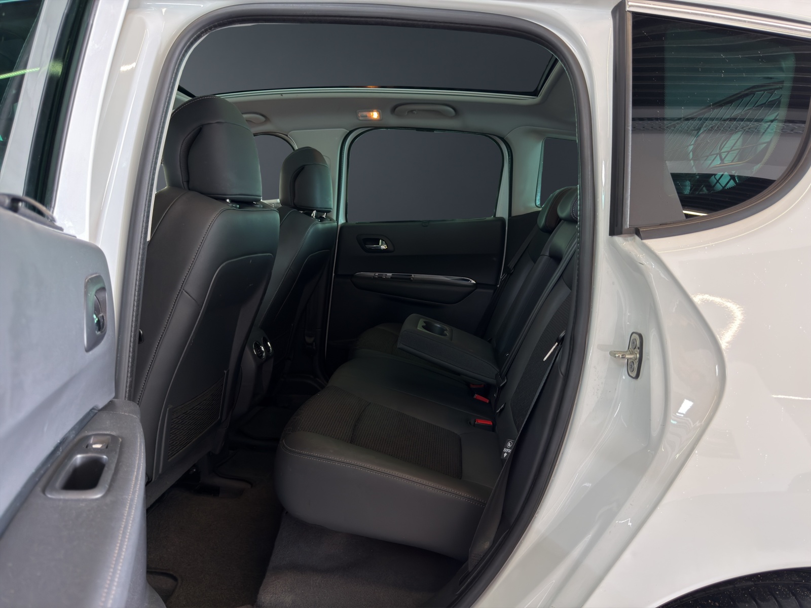 PEUGEOT 3008 1.2 Pure Tech Allure-image-17