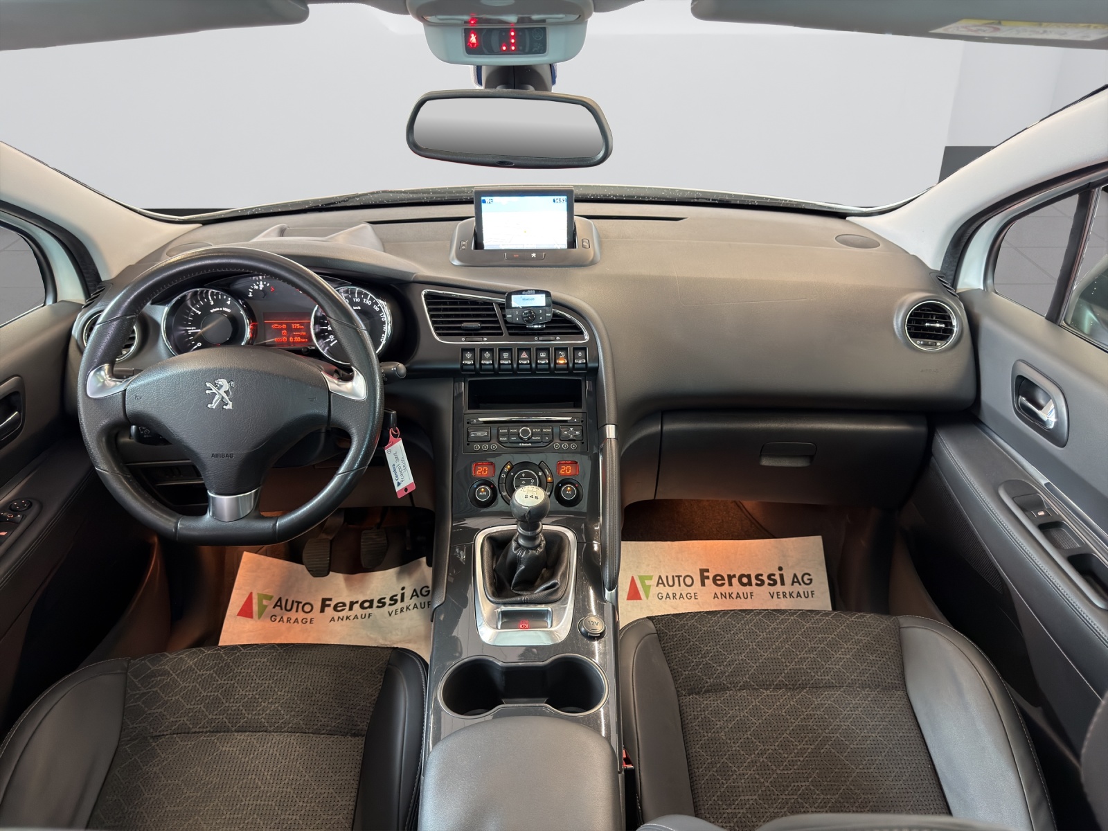 PEUGEOT 3008 1.2 Pure Tech Allure-image-11