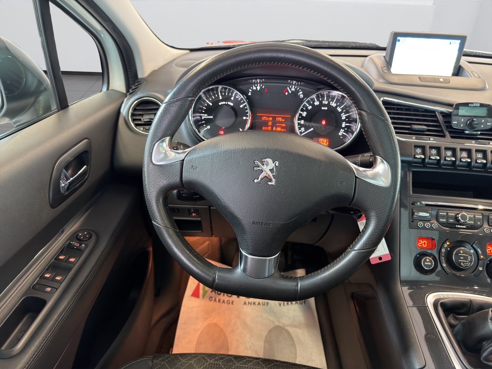 PEUGEOT 3008 1.2 Pure Tech Allure-image-13