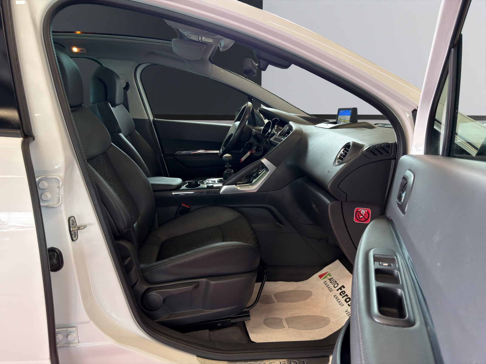 PEUGEOT 3008 1.2 Pure Tech Allure-image-19