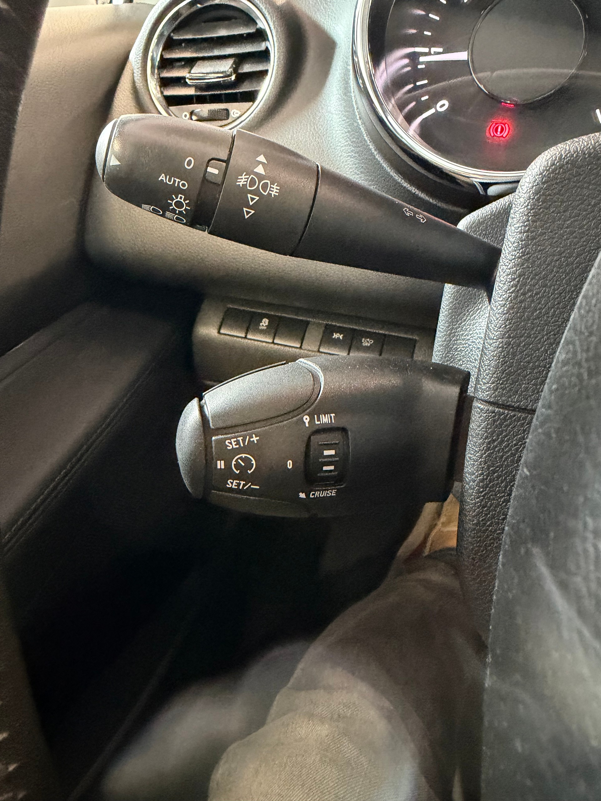 PEUGEOT 3008 1.2 Pure Tech Allure-image-21