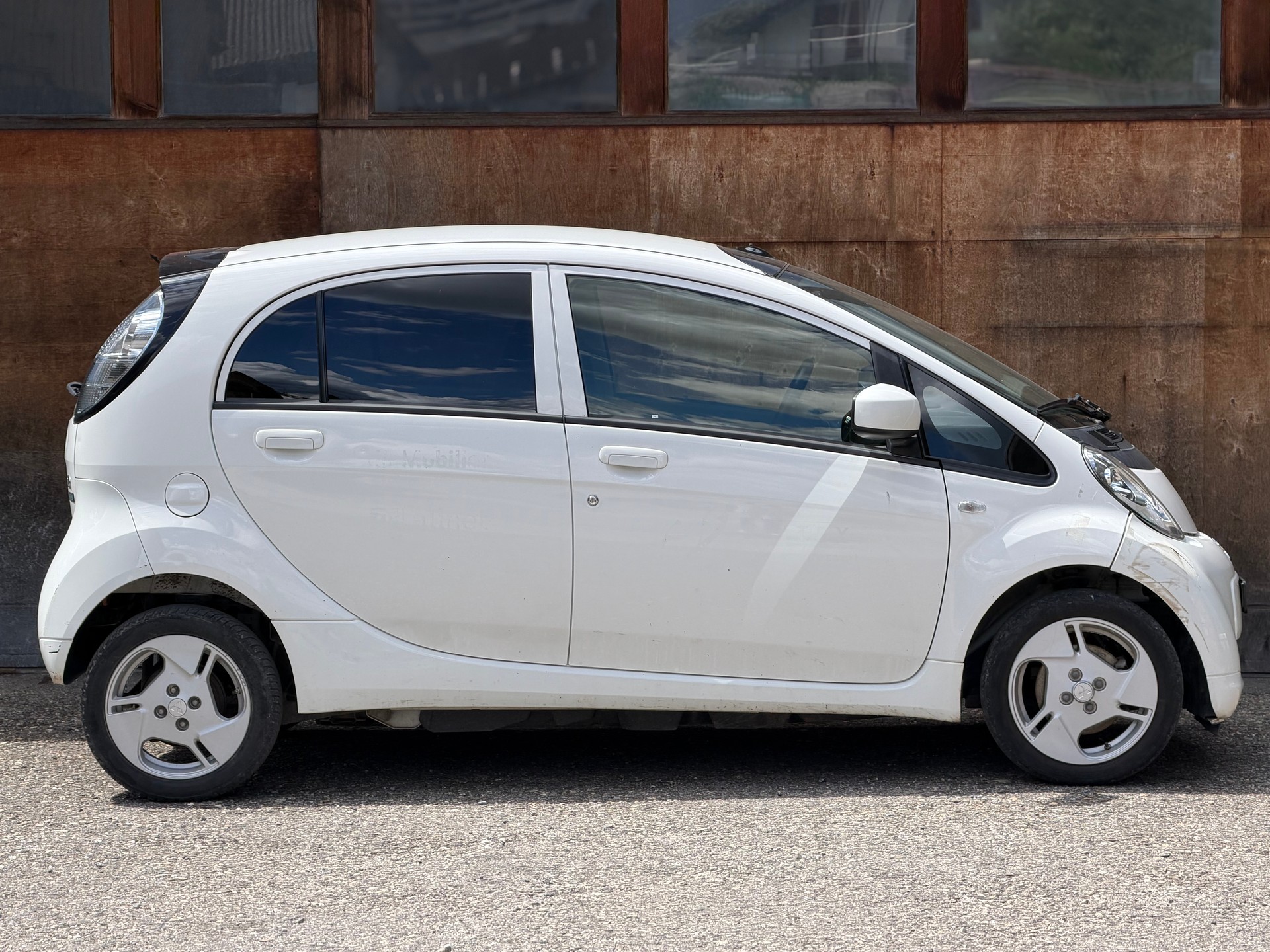 MITSUBISHI i MiEV-showroom-element-3