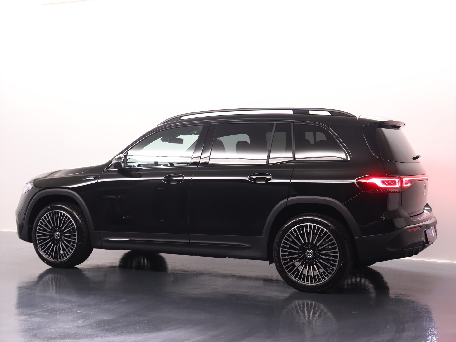 MERCEDES-BENZ EQB 350 Swiss Star AMG Line 4matic-image-4