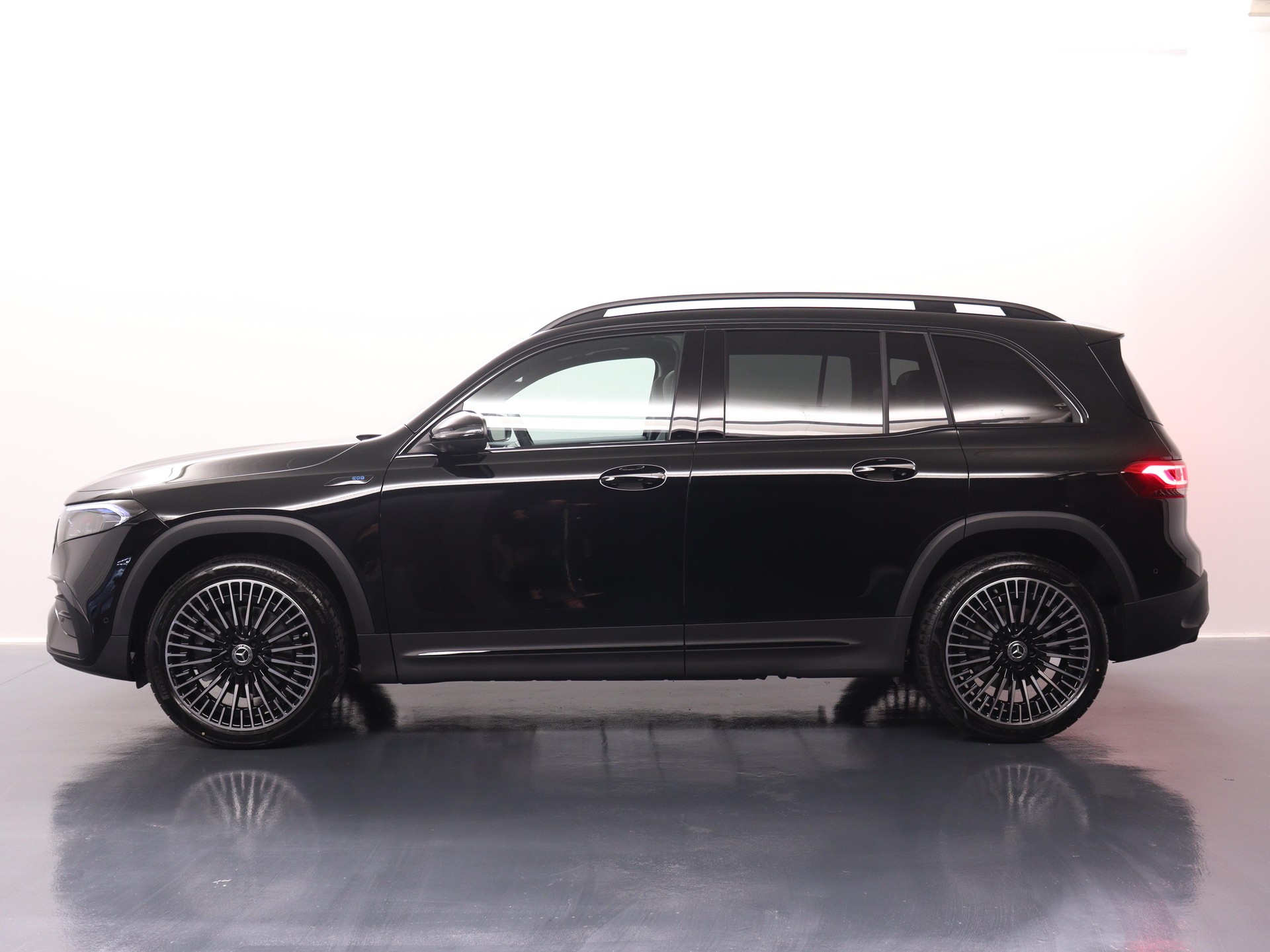 MERCEDES-BENZ EQB 350 Swiss Star AMG Line 4matic-image-3