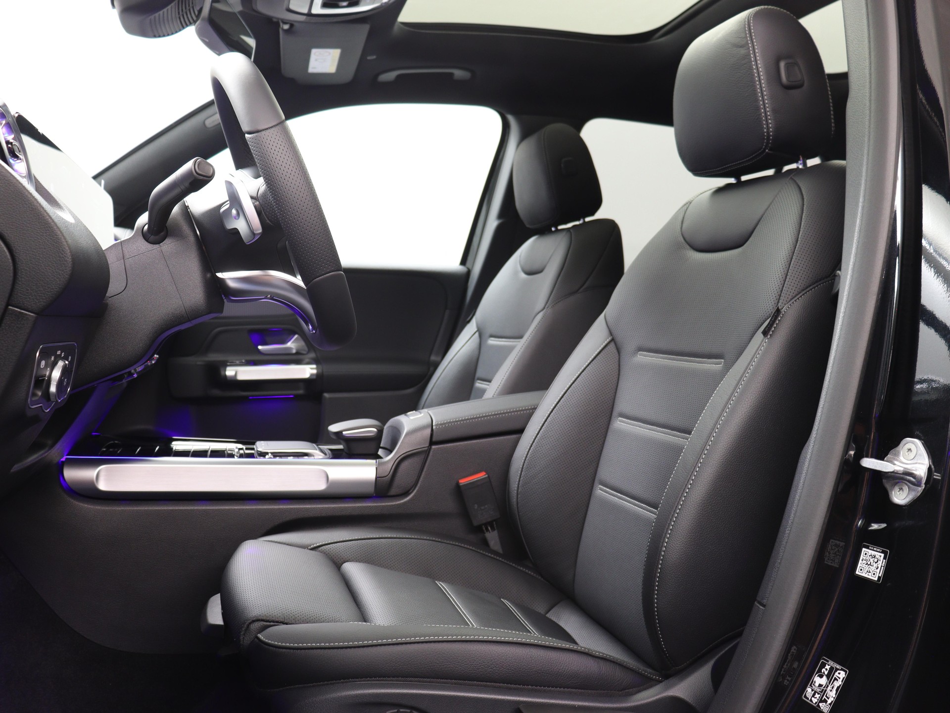 MERCEDES-BENZ EQB 350 Swiss Star AMG Line 4matic-image-2