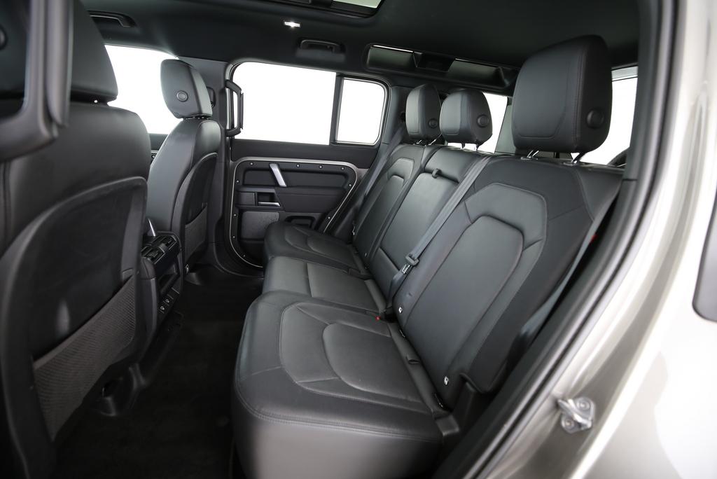 LAND ROVER Defender 110 3.0 D I6 250 X-Dynamic SE-image-8