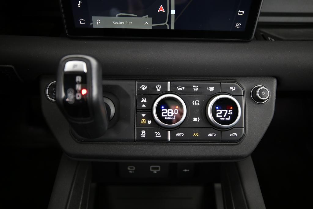 LAND ROVER Defender 110 3.0 D I6 250 X-Dynamic SE-image-7
