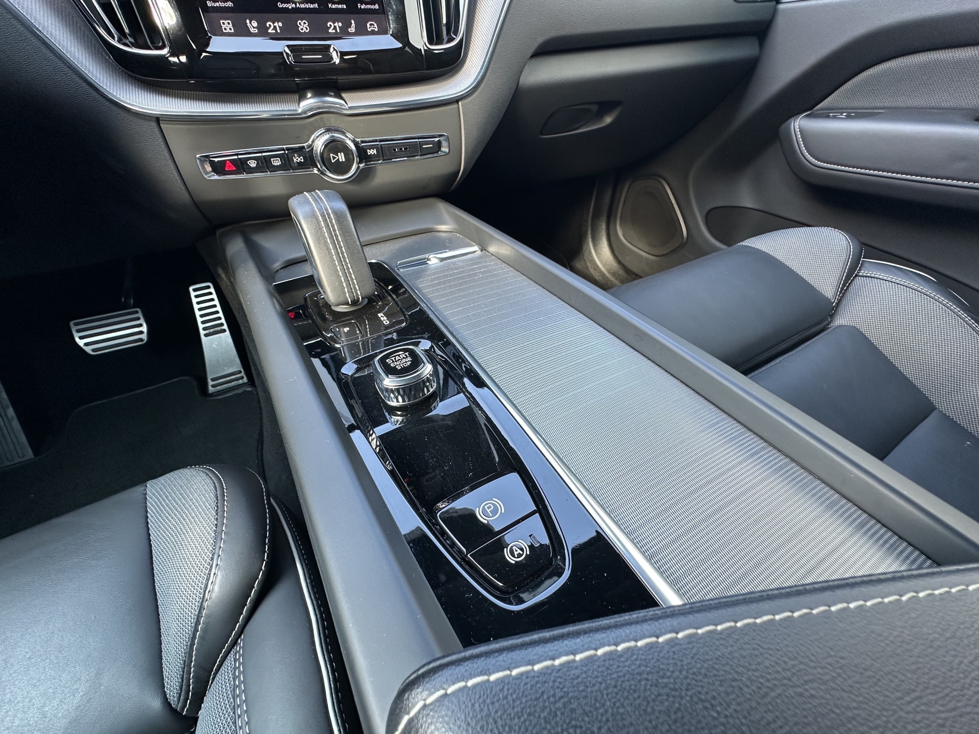 VOLVO XC60 2.0 T8 TE R-Design eAWD-image-10