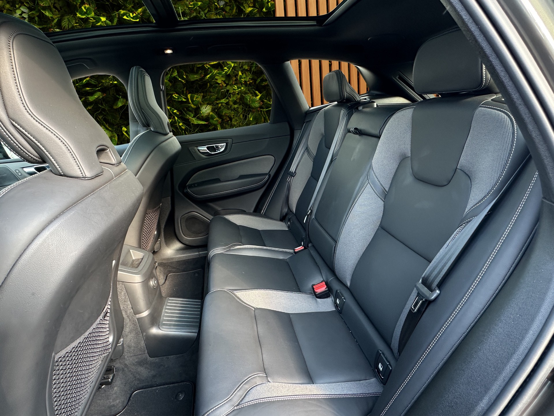 VOLVO XC60 2.0 T8 TE R-Design eAWD-image-13