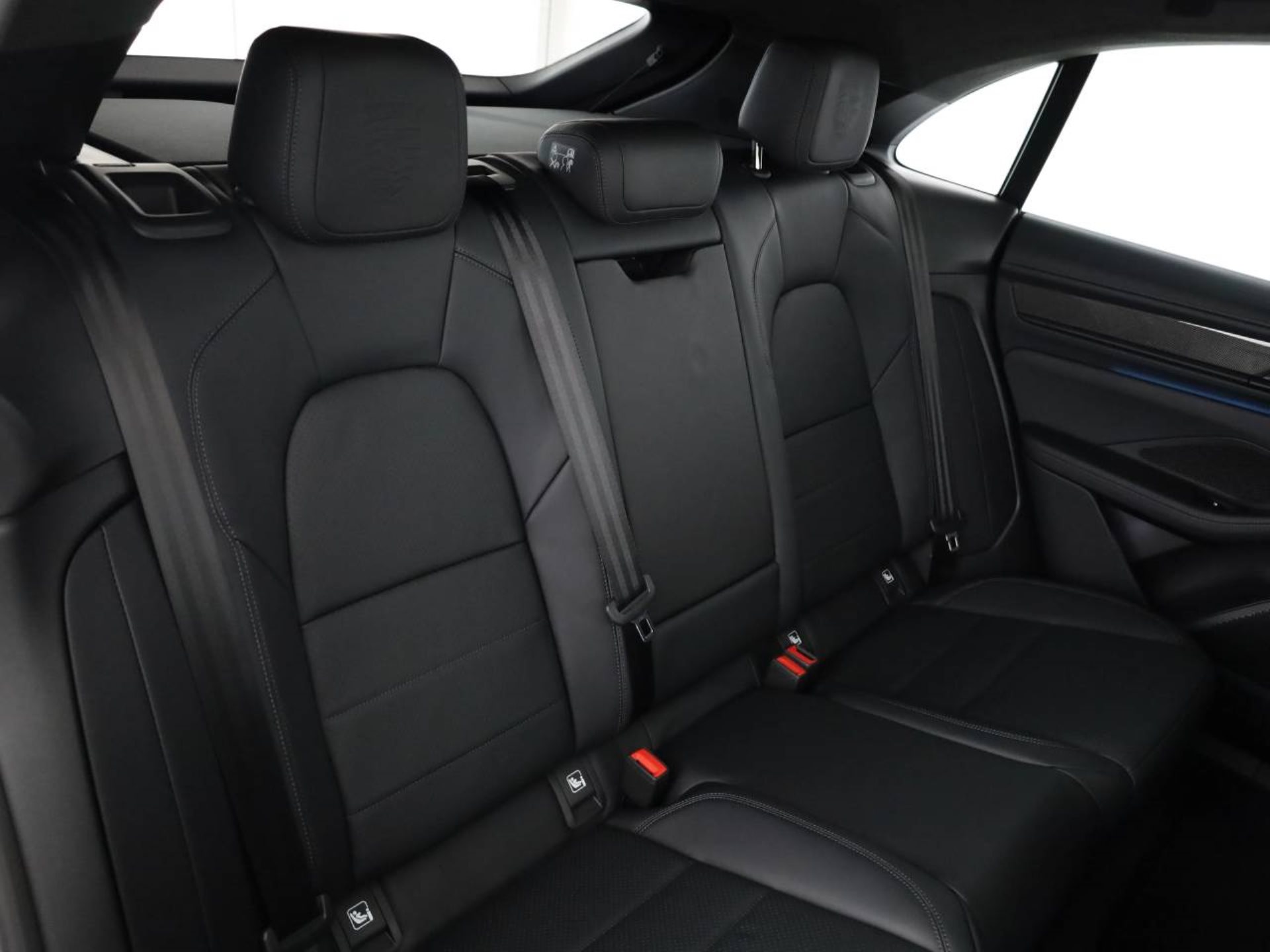 PORSCHE Macan Turbo-image-18