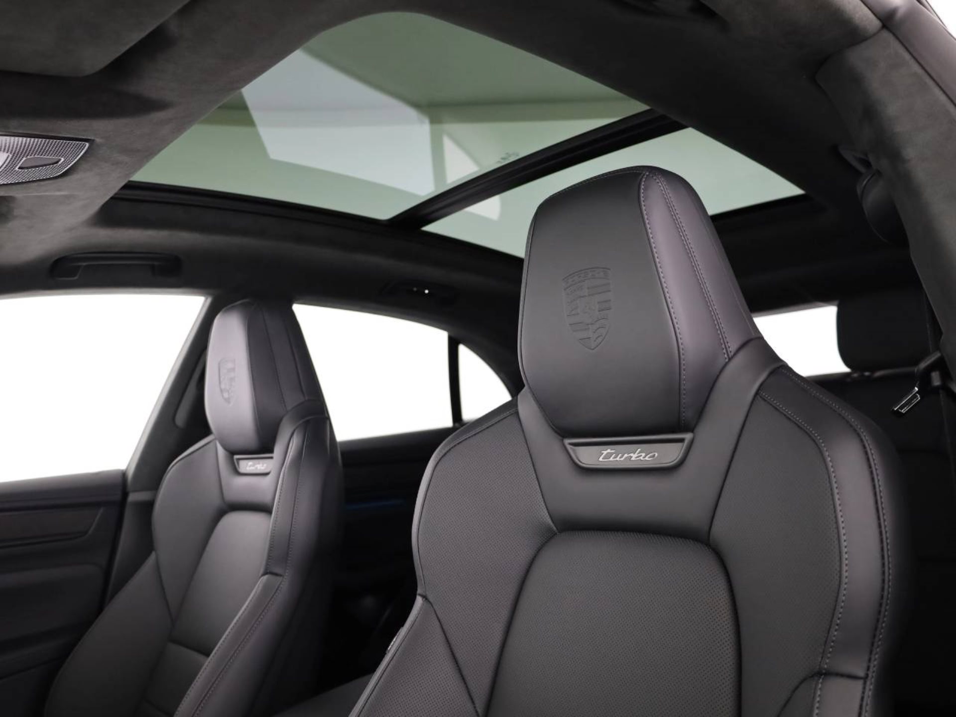 PORSCHE Macan Turbo-image-14