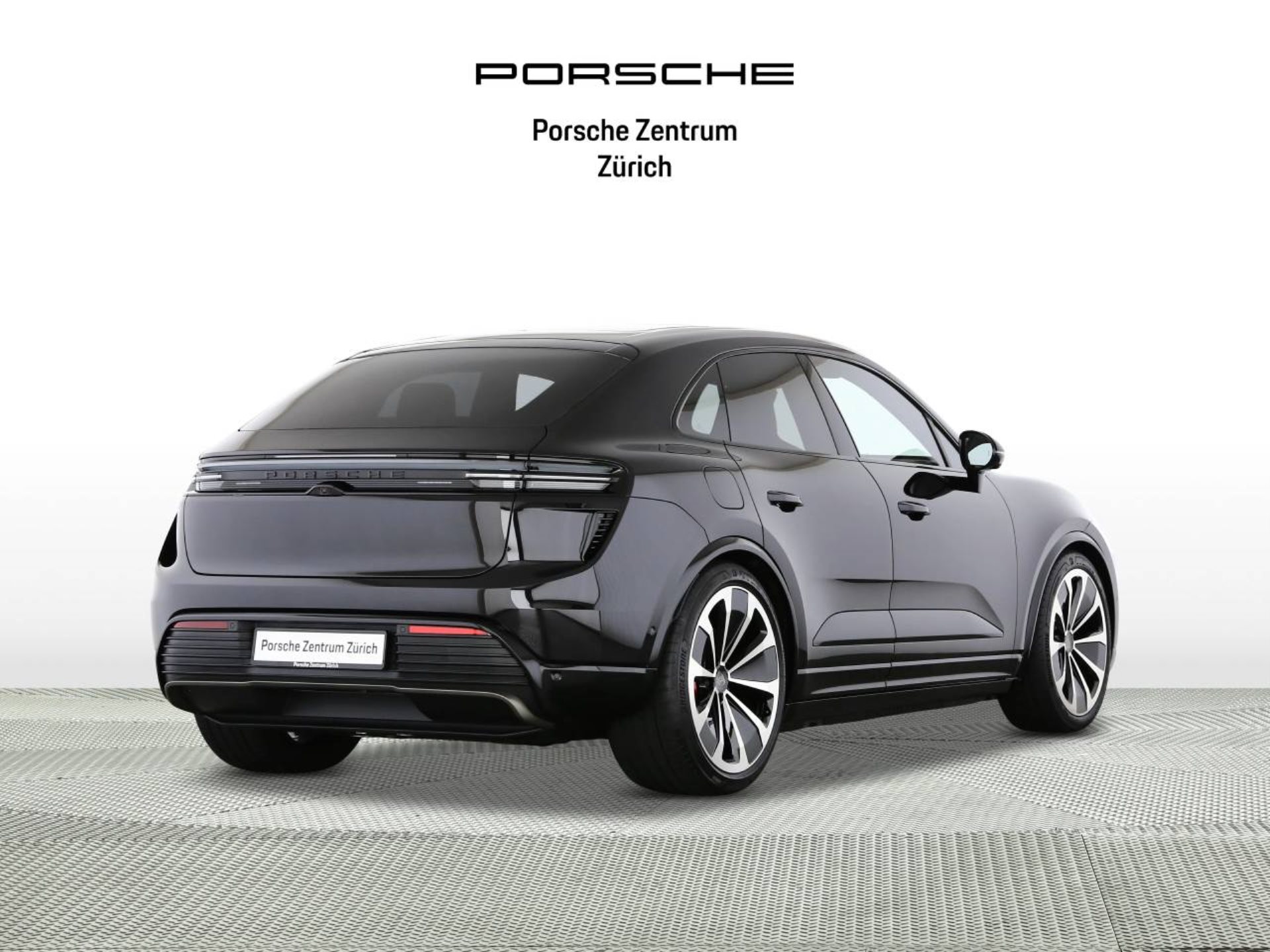 PORSCHE Macan Turbo-image-2