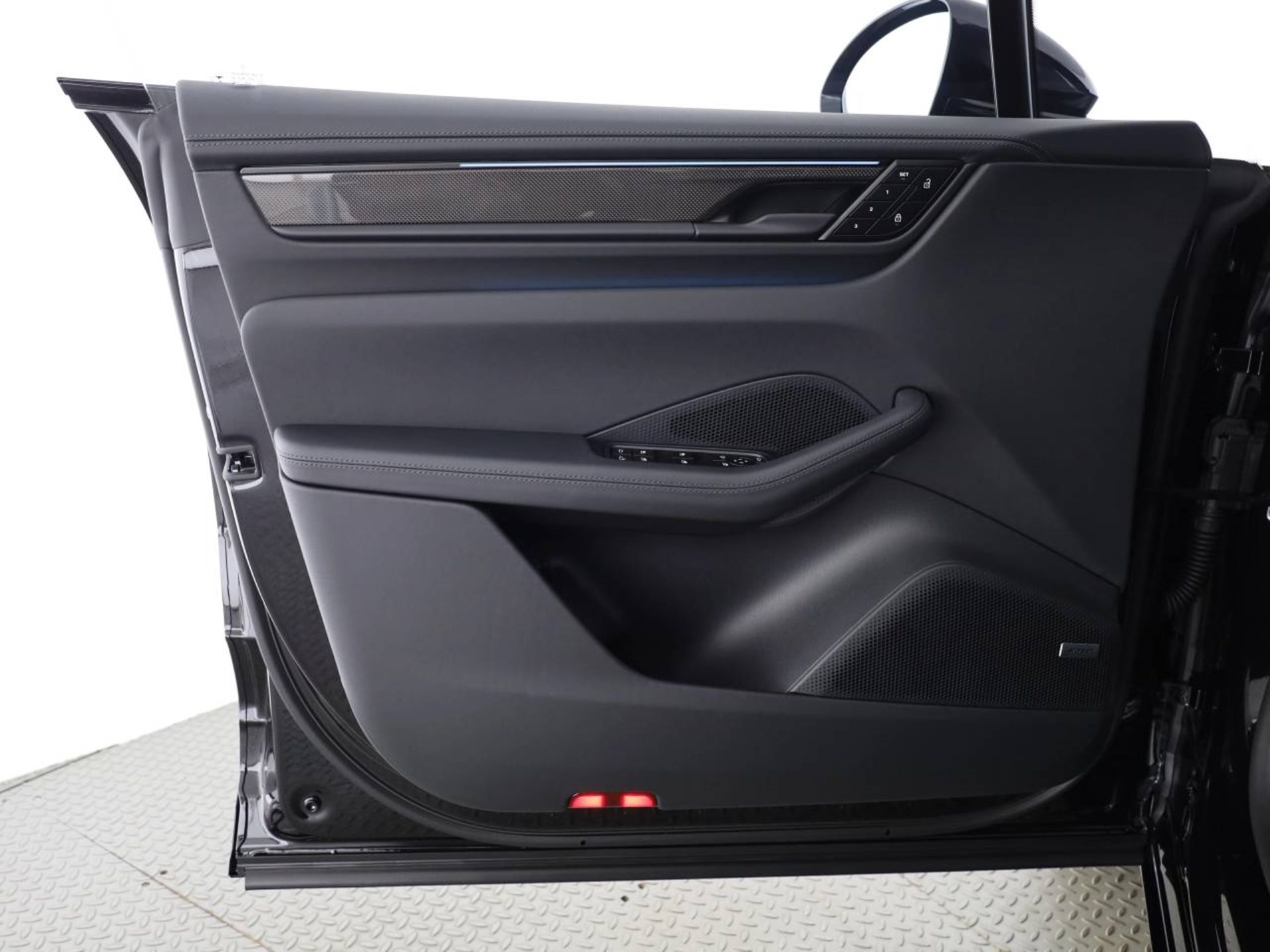 PORSCHE Macan Turbo-image-16