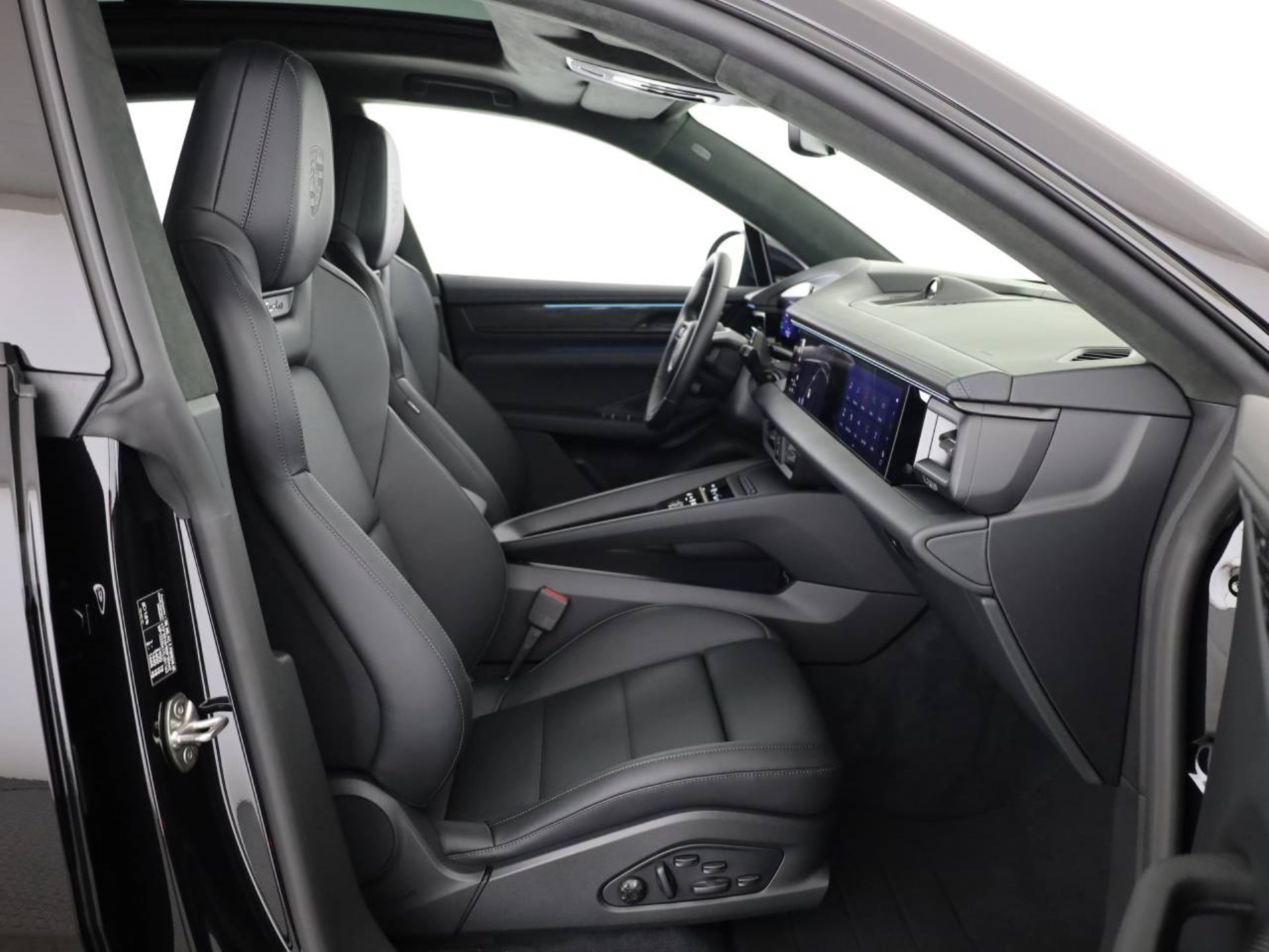 PORSCHE Macan Turbo-image-15