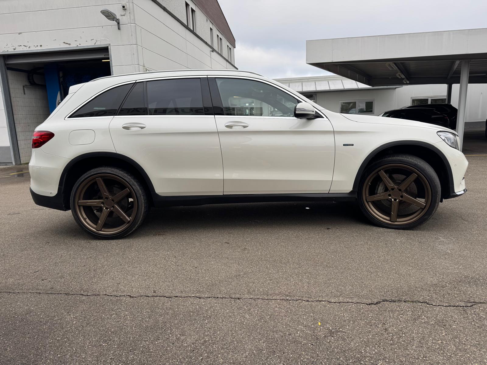 MERCEDES-BENZ GLC 350 e AMG Line 4Matic 7G-Tronic-image-4