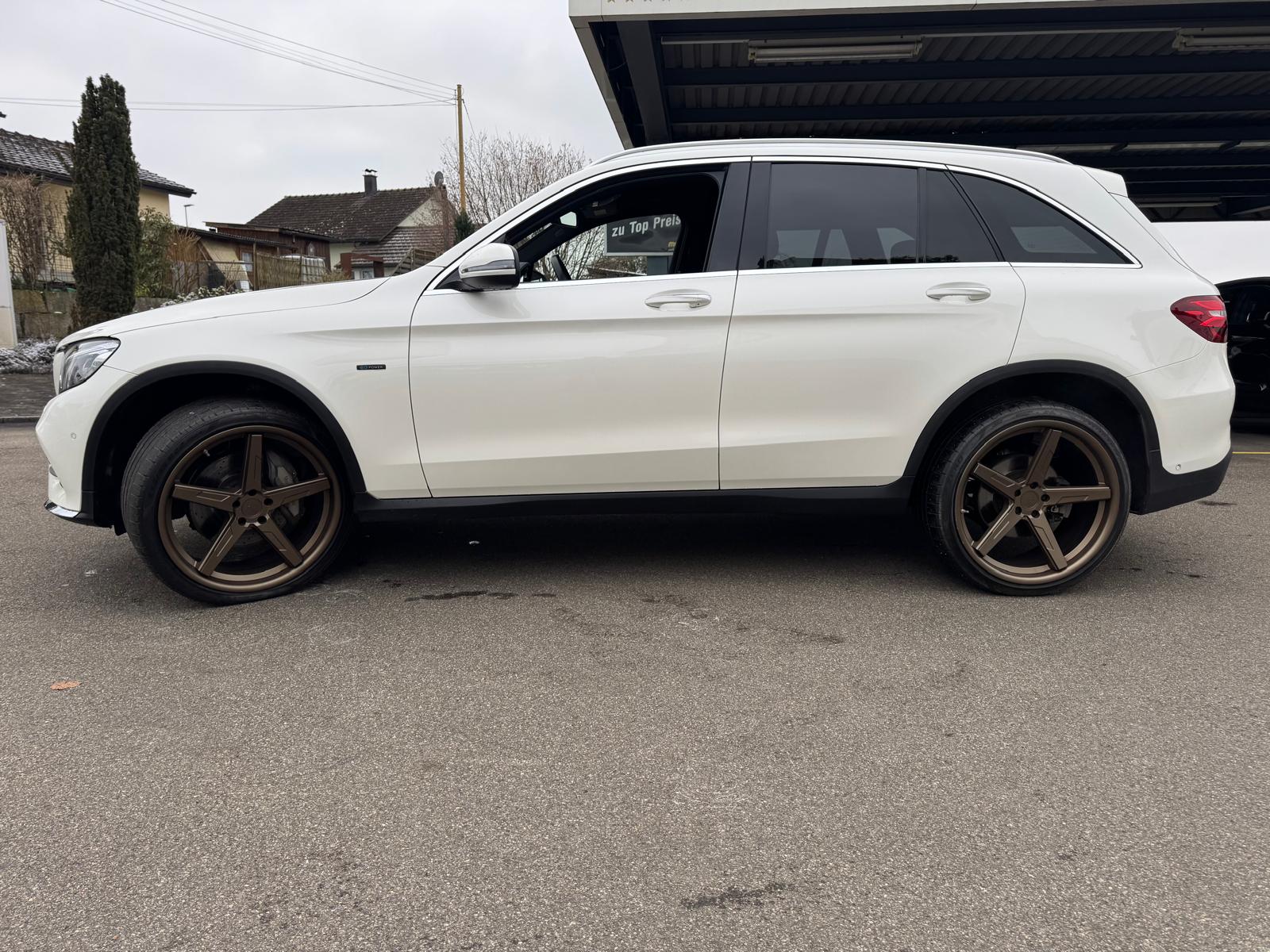 MERCEDES-BENZ GLC 350 e AMG Line 4Matic 7G-Tronic-image-3