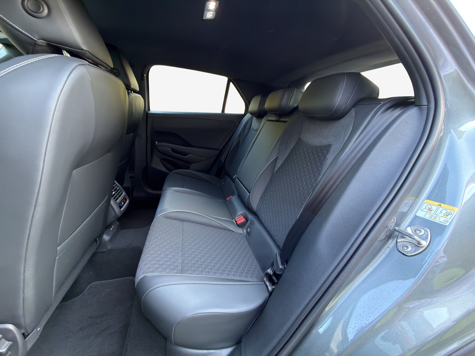 VW T-Roc 1.5 eTSI mHEV R-Line DSG-image-11