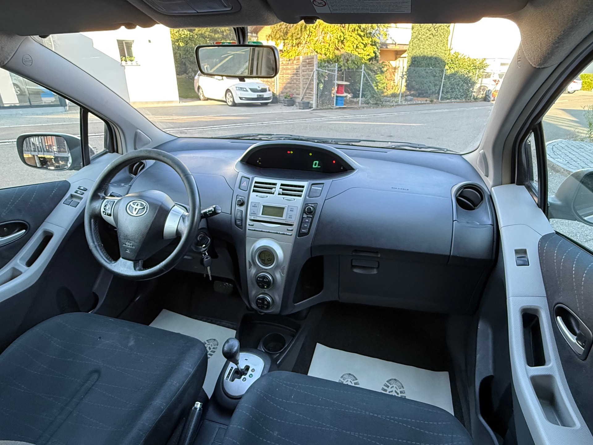 TOYOTA Yaris 1.3 Linea Sol-image-2