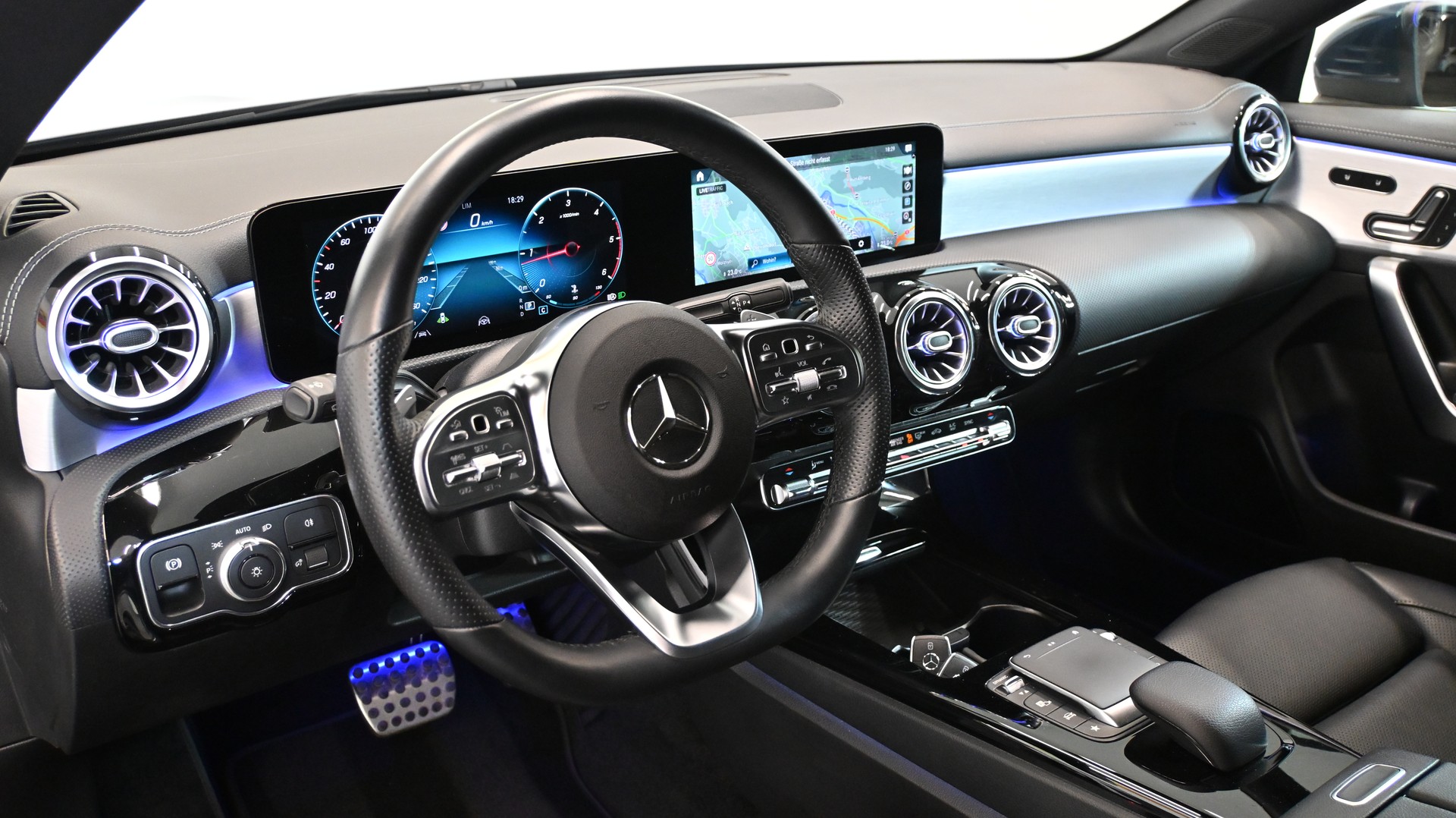 MERCEDES-BENZ CLA Shooting Brake 220 d 4Matic AMG Line-image-2