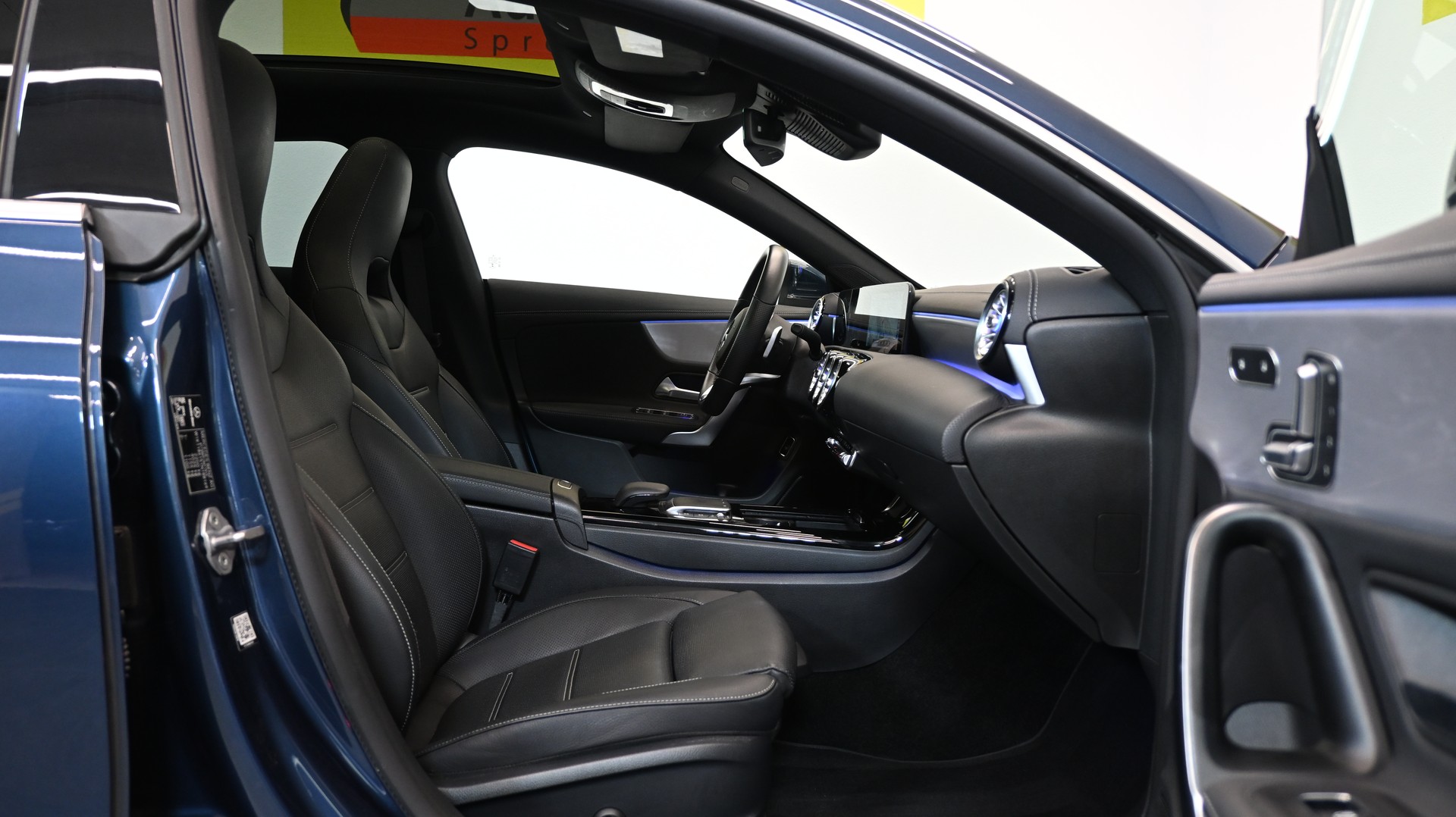MERCEDES-BENZ CLA Shooting Brake 220 d 4Matic AMG Line-image-3