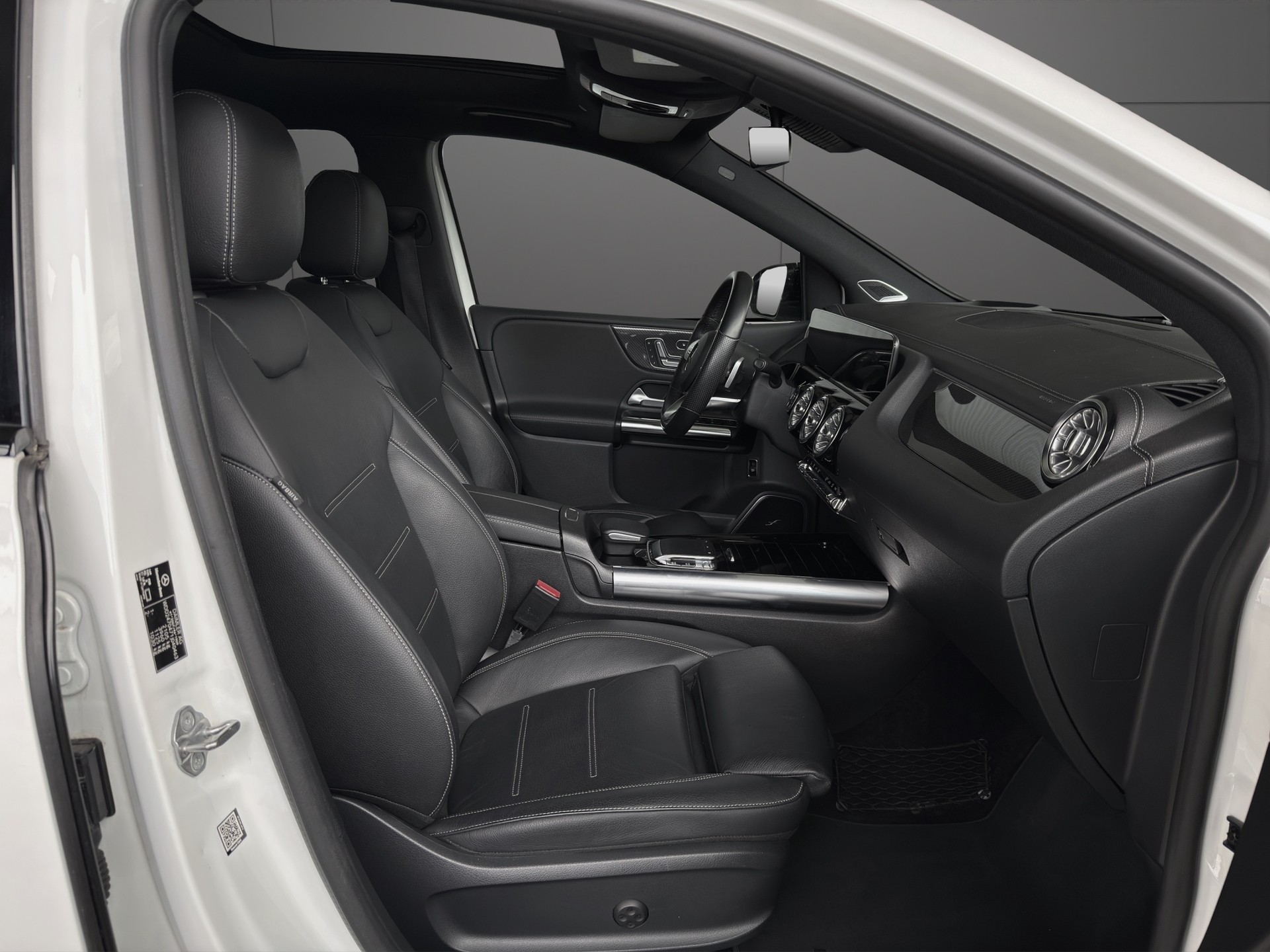 MERCEDES-BENZ B 250 4Matic AMG Line-image-12