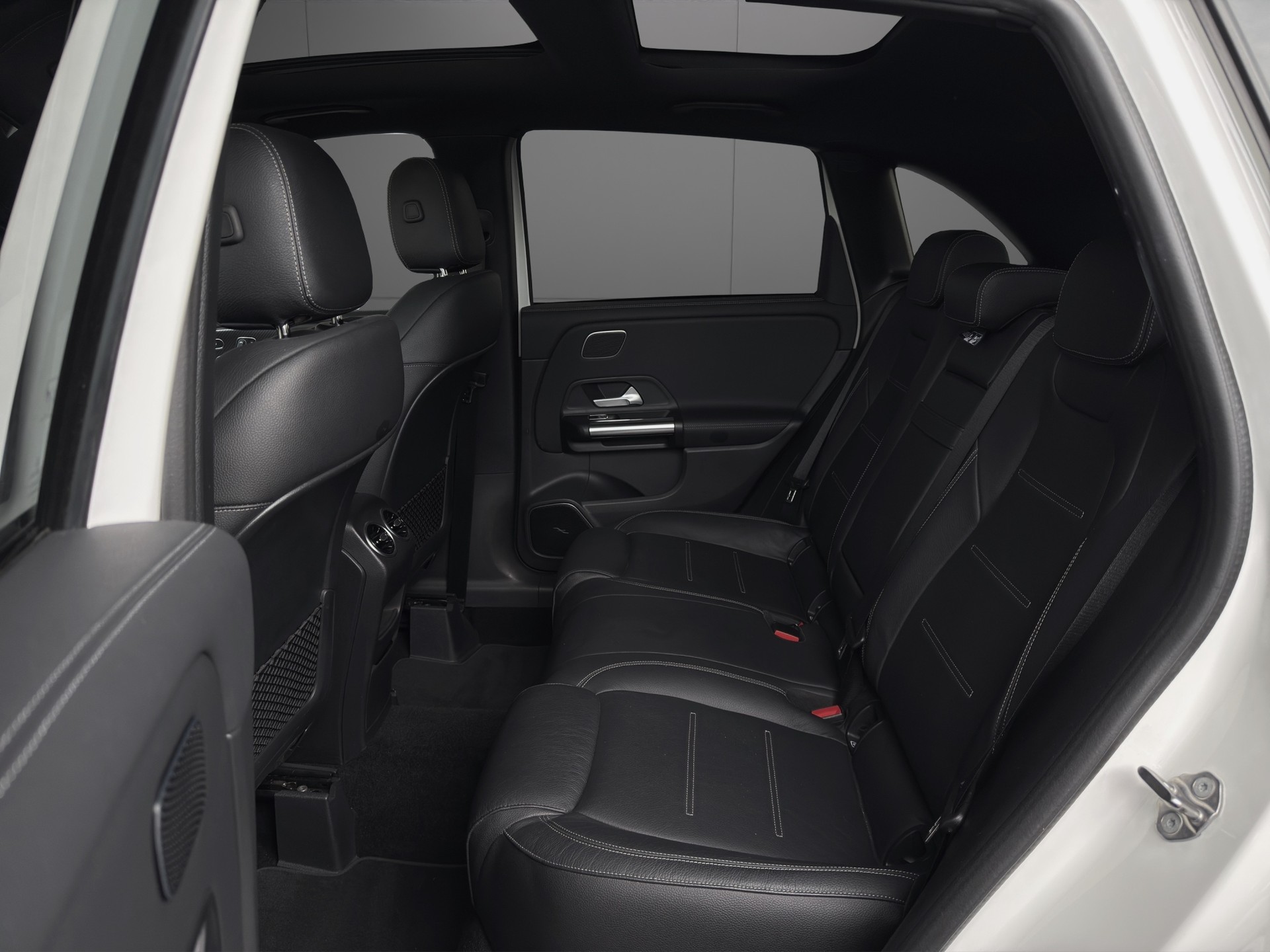 MERCEDES-BENZ B 250 4Matic AMG Line-image-9