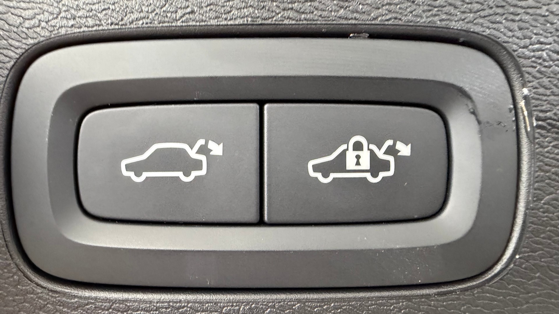 VOLVO XC60 2.0 B5 MH Plus Dark AWD-image-15