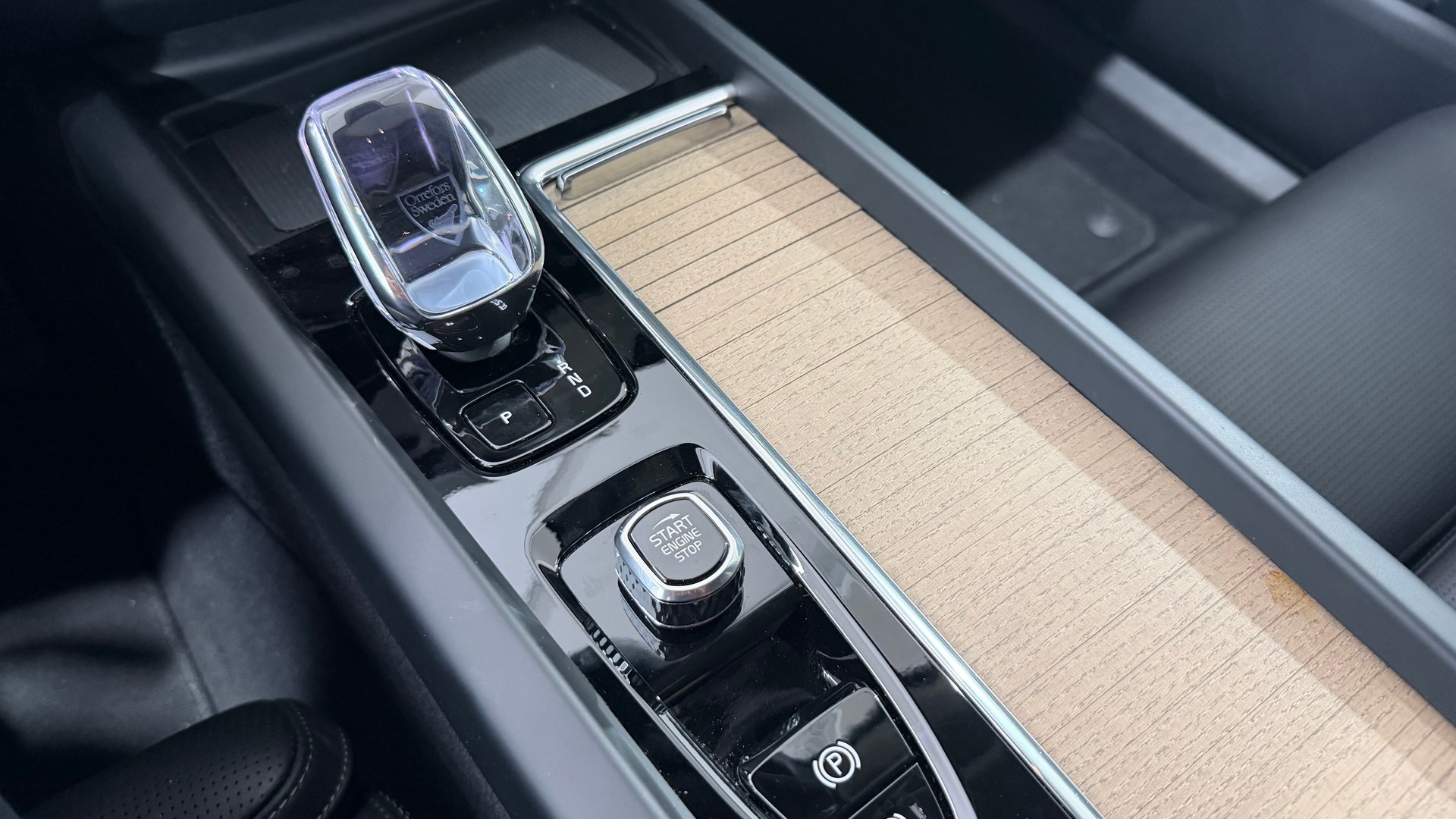 VOLVO XC60 2.0 B5 MH Plus Dark AWD-image-9