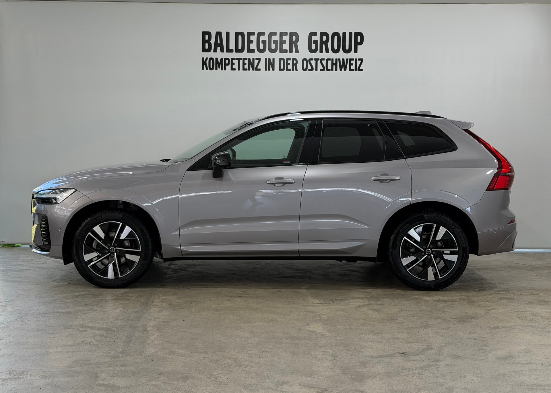 VOLVO XC60 2.0 B5 MH Plus Dark AWD-image-1