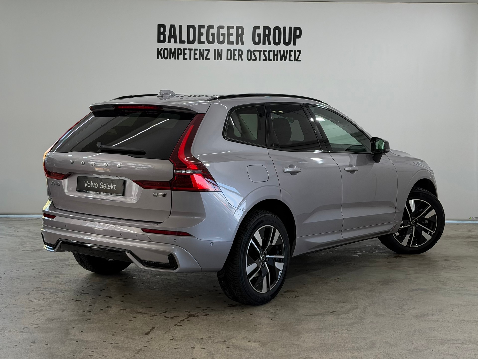 VOLVO XC60 2.0 B5 MH Plus Dark AWD-image-2