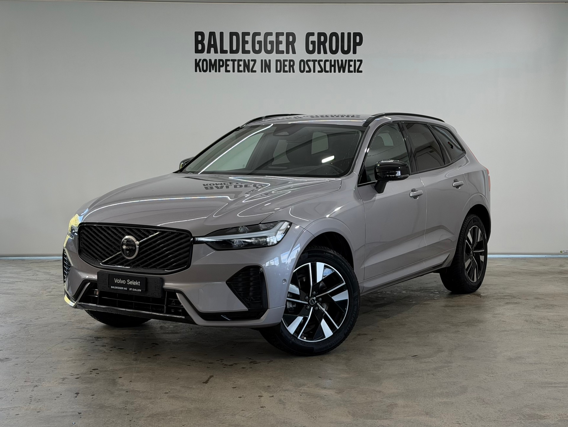 VOLVO XC60 2.0 B5 MH Plus Dark AWD-image-0