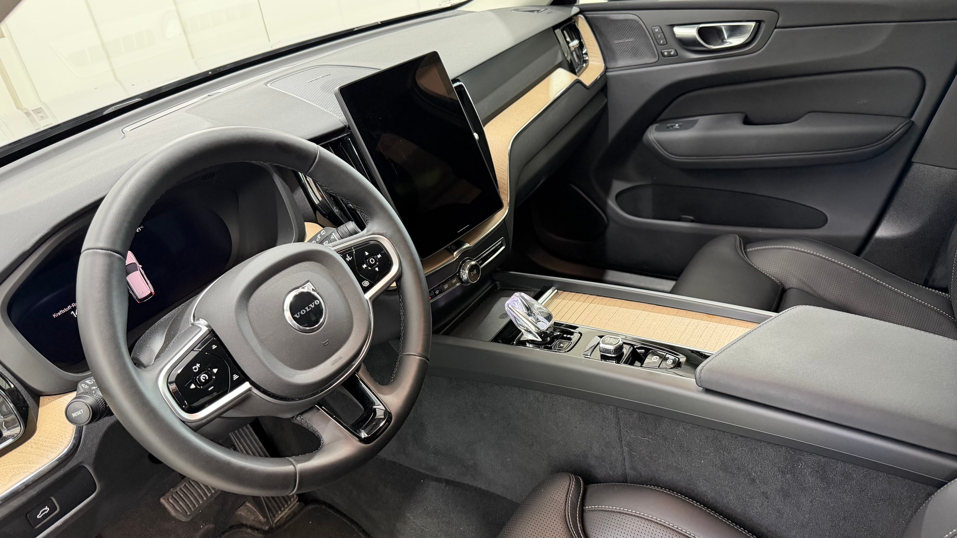 VOLVO XC60 2.0 B5 MH Plus Dark AWD-image-3