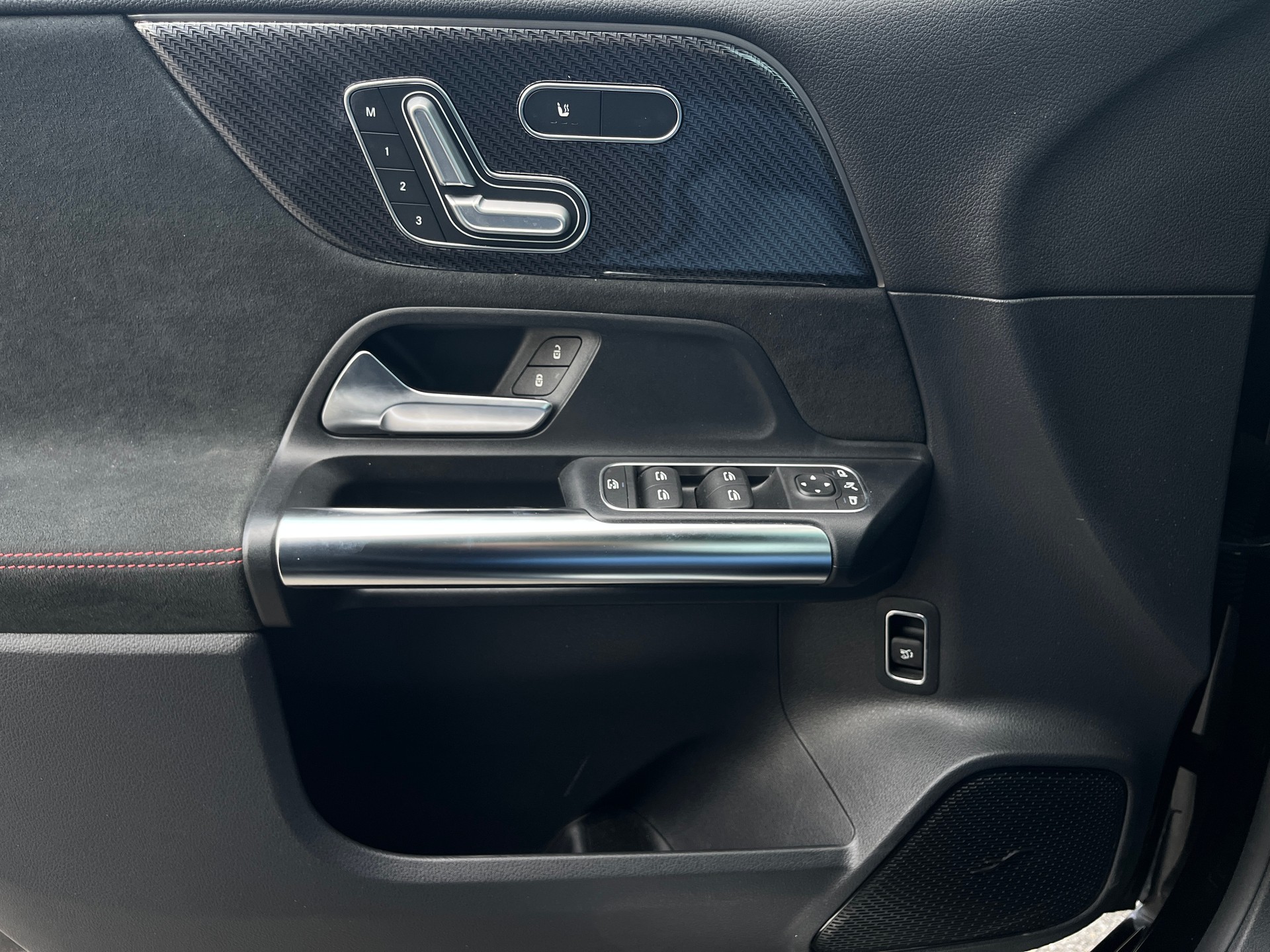 MERCEDES-BENZ B 200 4Matic AMG Line-image-12