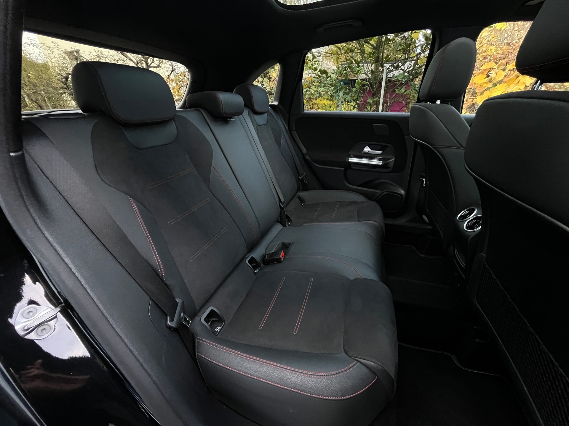 MERCEDES-BENZ B 200 4Matic AMG Line-image-10