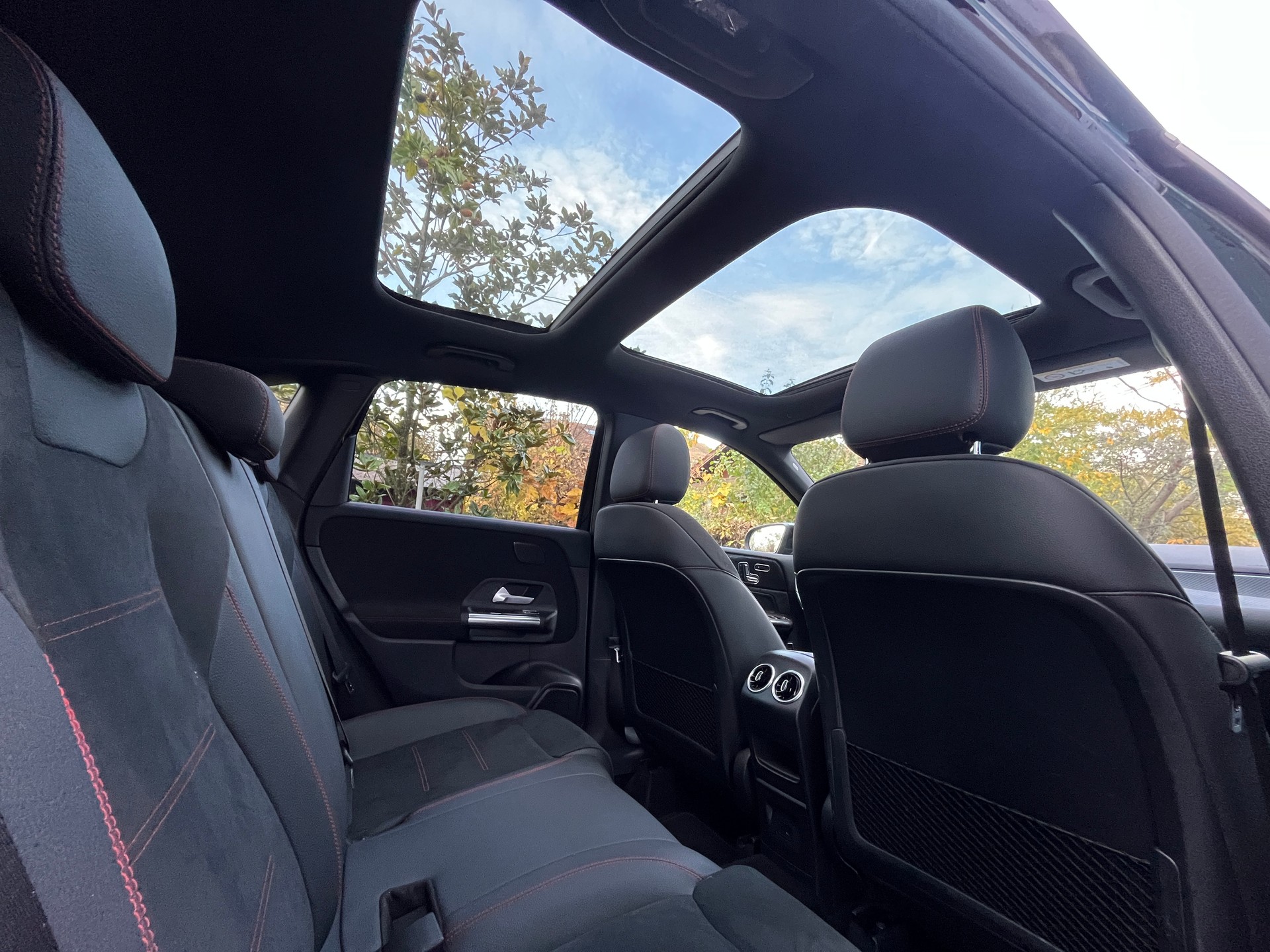 MERCEDES-BENZ B 200 4Matic AMG Line-image-11