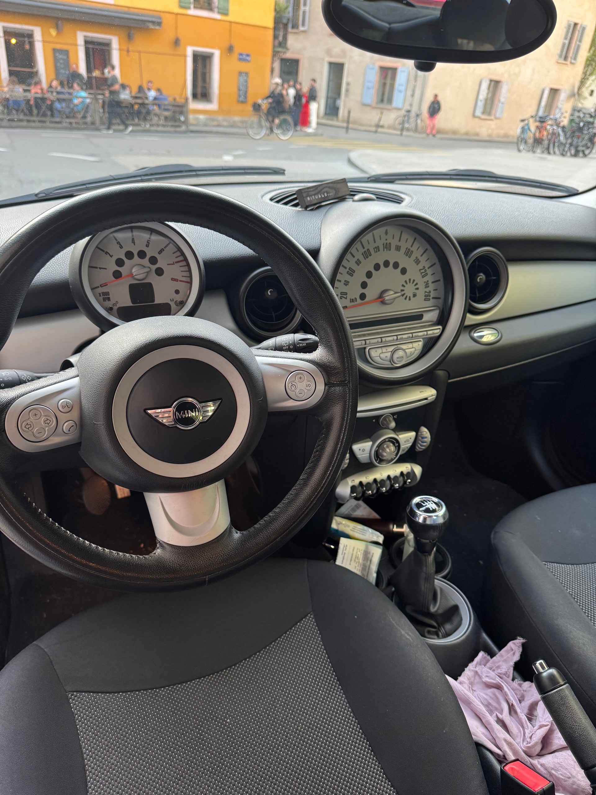 MINI 1.6i Cooper-image-1