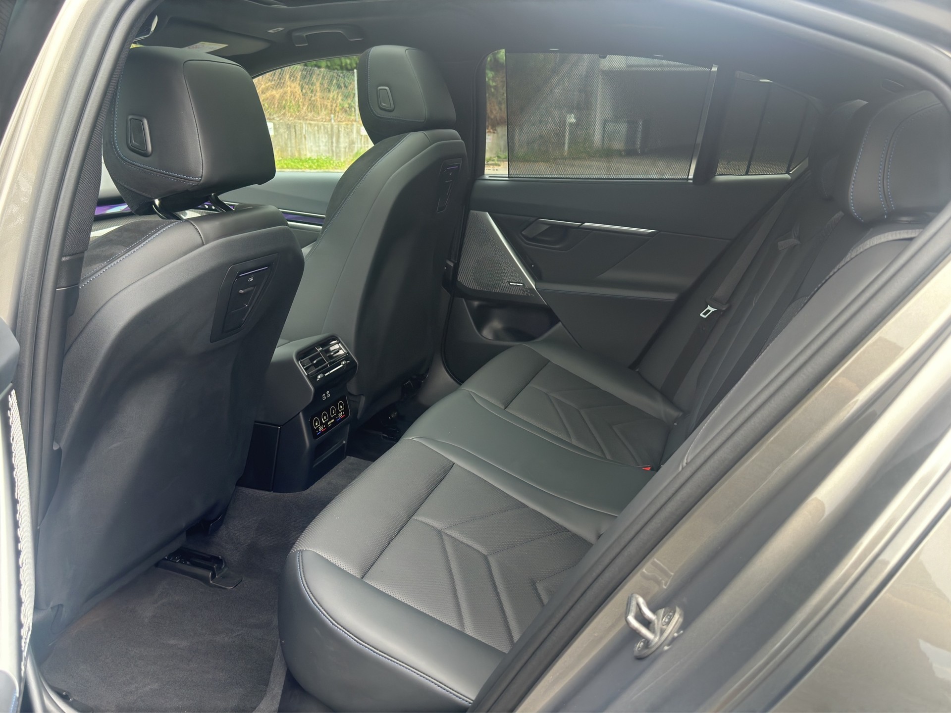 BMW i5 M60 xDrive (CH) LP: Fr. 150'670! AHK / Innovationspaket / Travel Paket / Comfort Paket-image-12