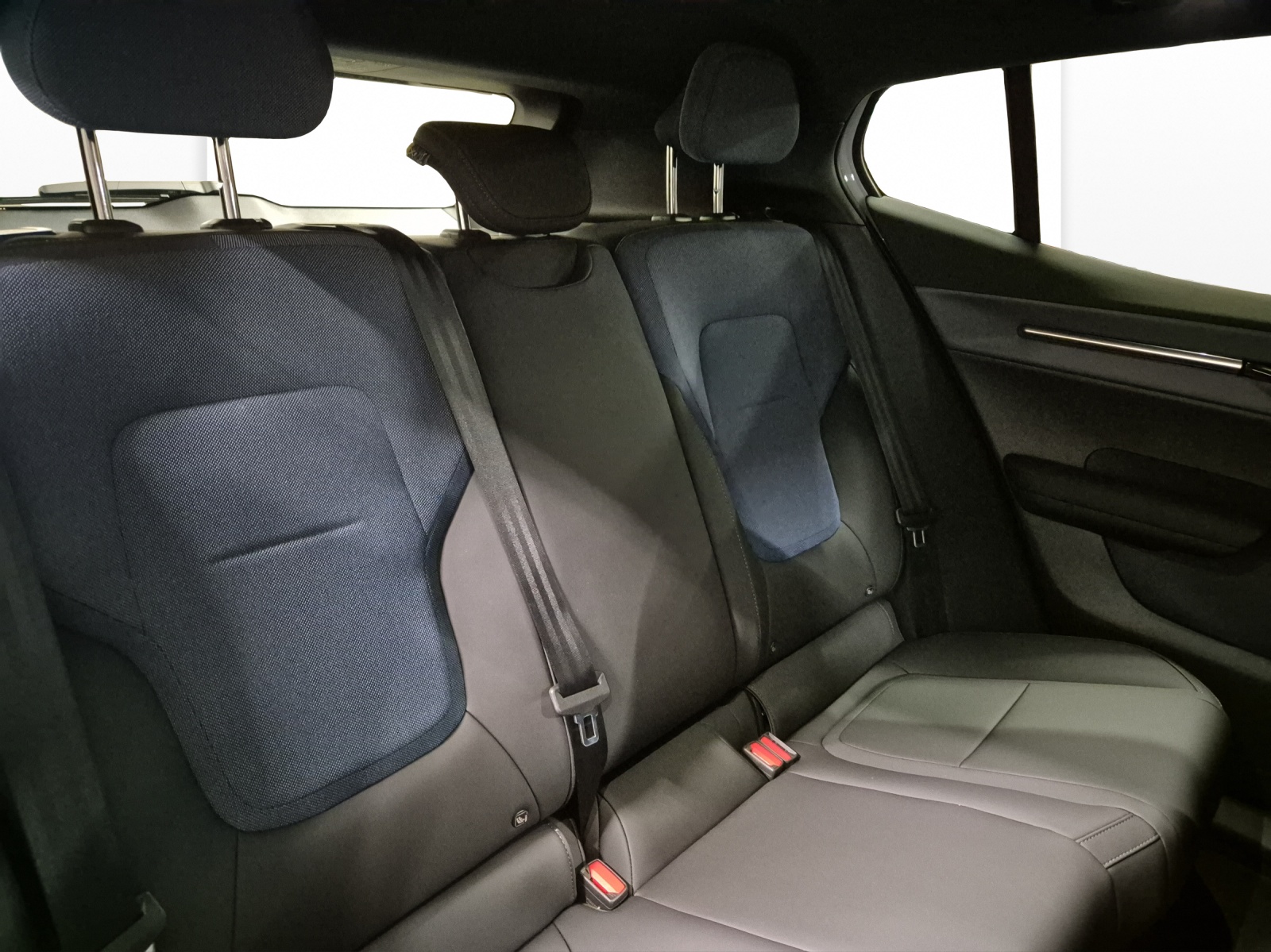 VOLVO EX30 CC P8 Plus AWD-image-16