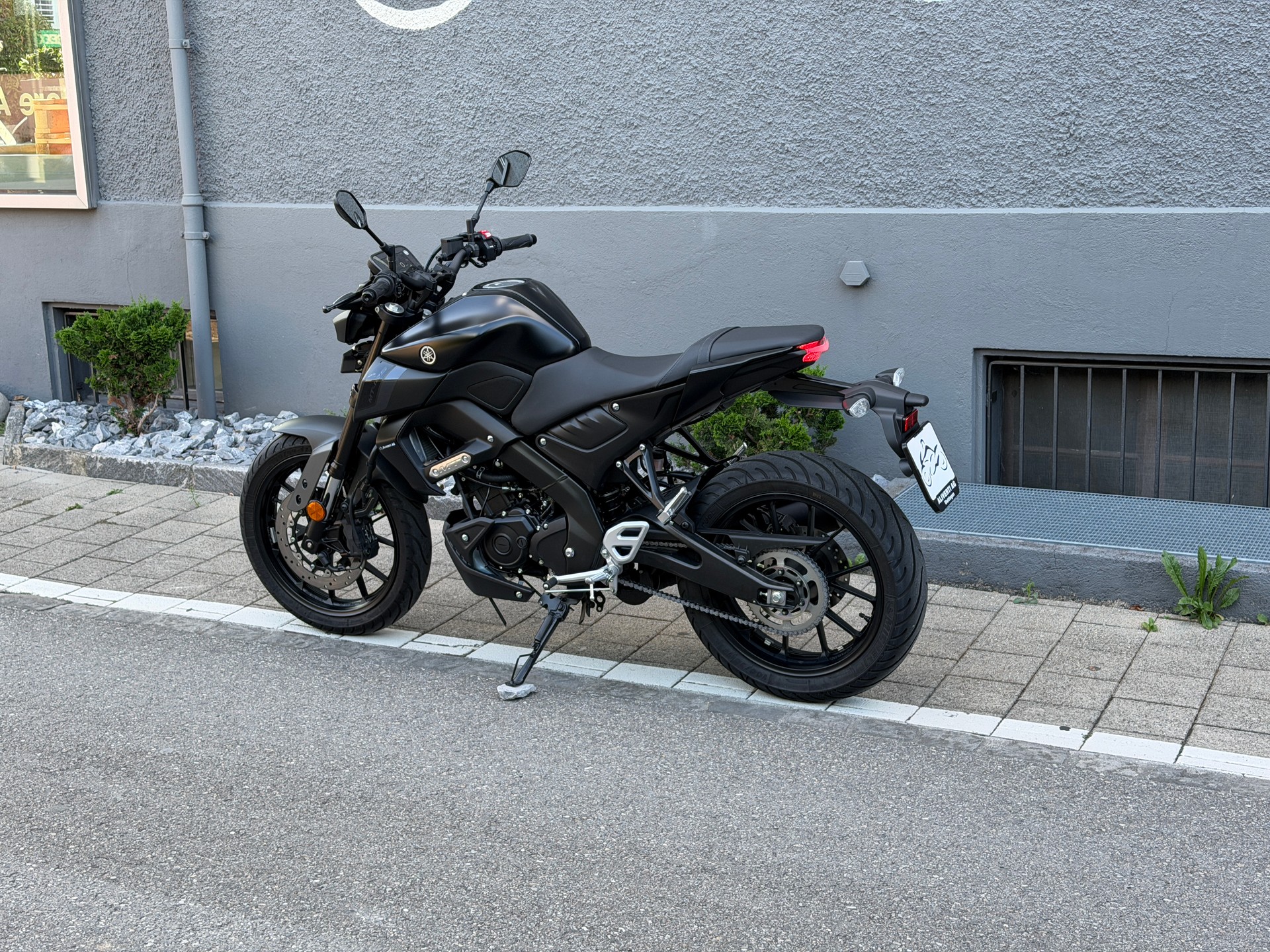 YAMAHA MT-125 ABS-showroom-element-2