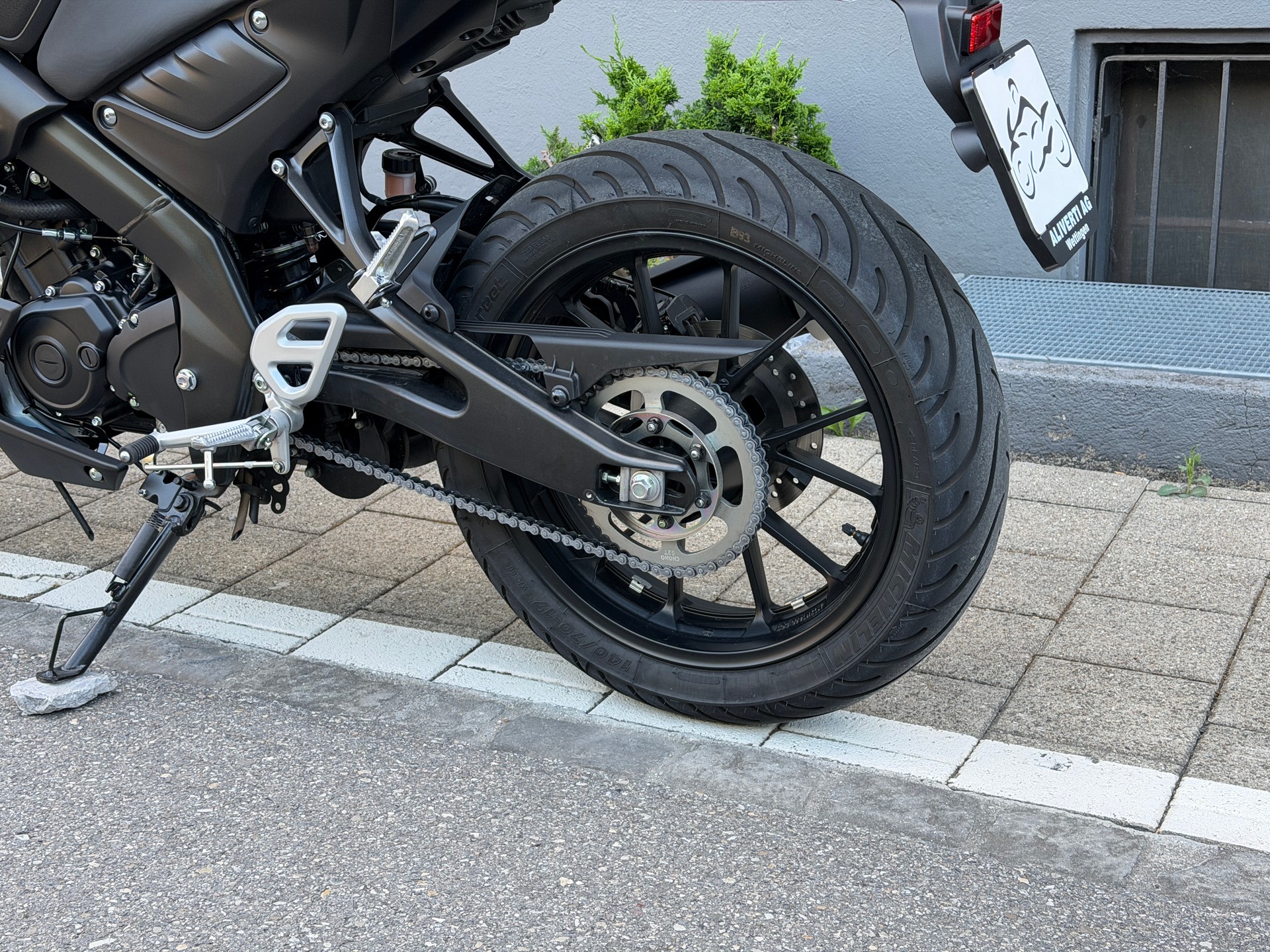 YAMAHA MT-125 ABS-showroom-element-3