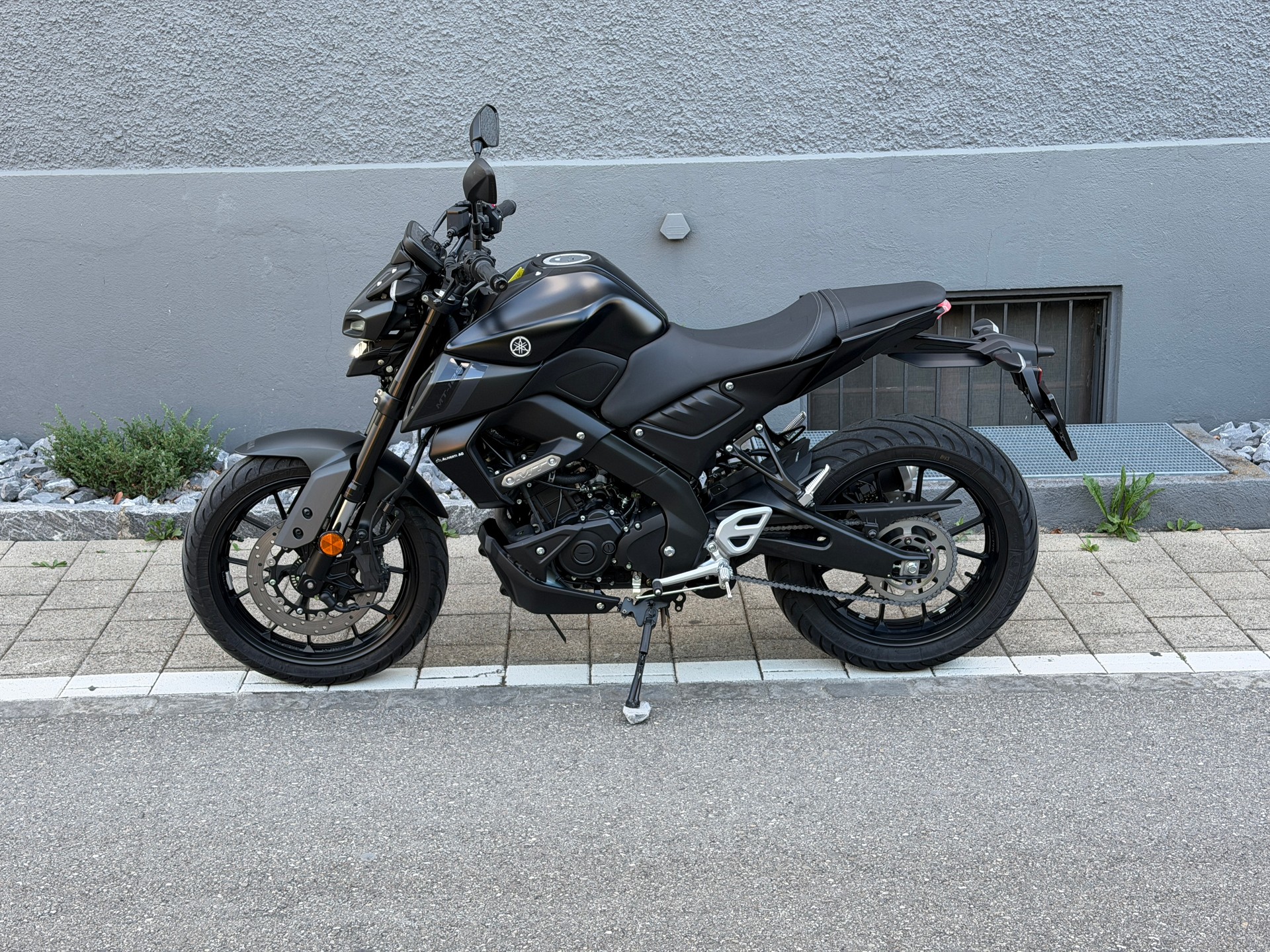 YAMAHA MT-125 ABS-showroom-element-1