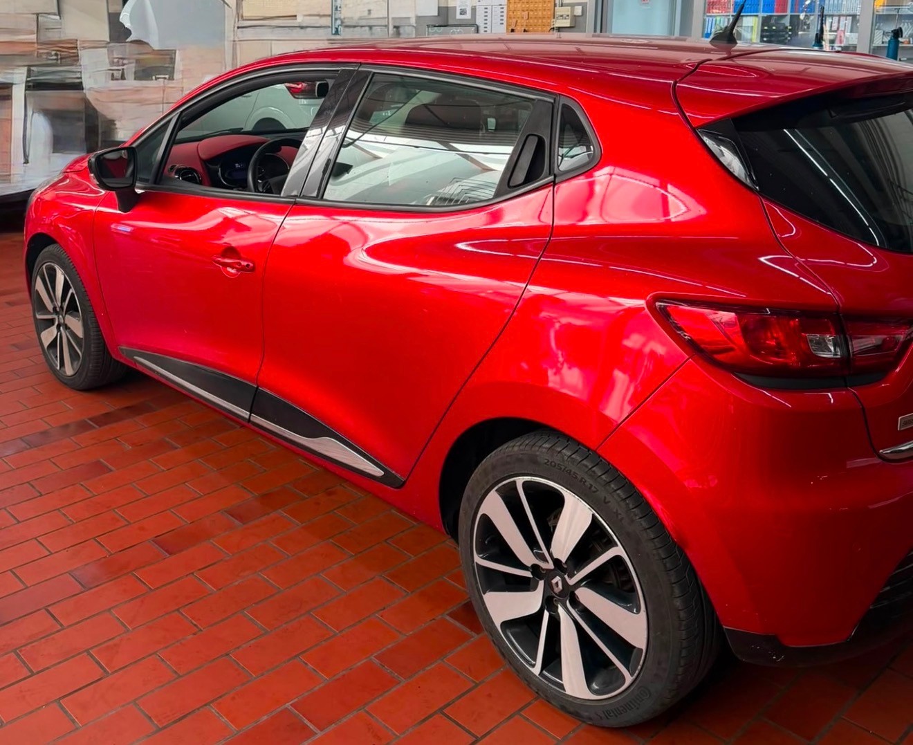 RENAULT Clio 1.2 16V T Swiss Edition EDC-image-0