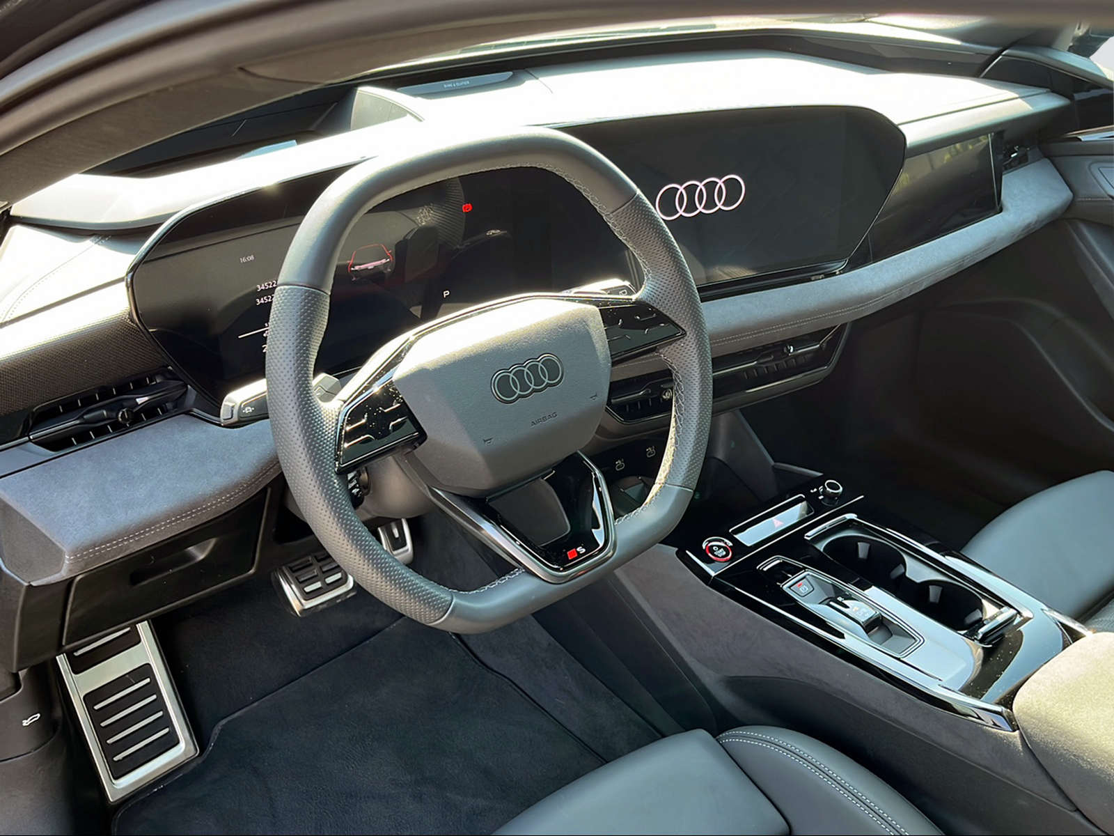 AUDI S6 e-tron Avant quattro-image-10